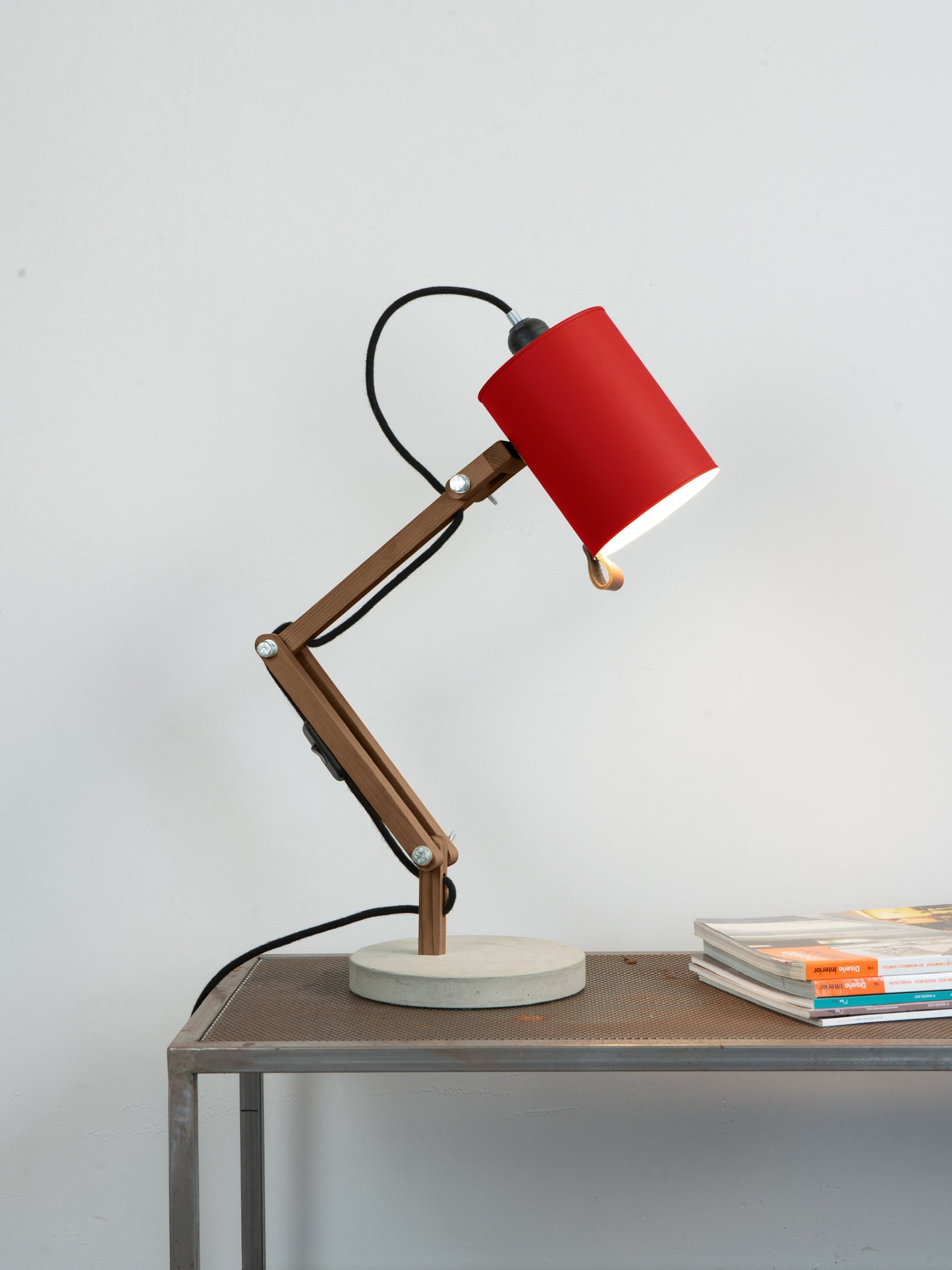 color=rojo-claro&acabado-de-madera=cafe&color-de-cable=negro|5b24cd50c6bc4e2351f5cd795b0d6e1a