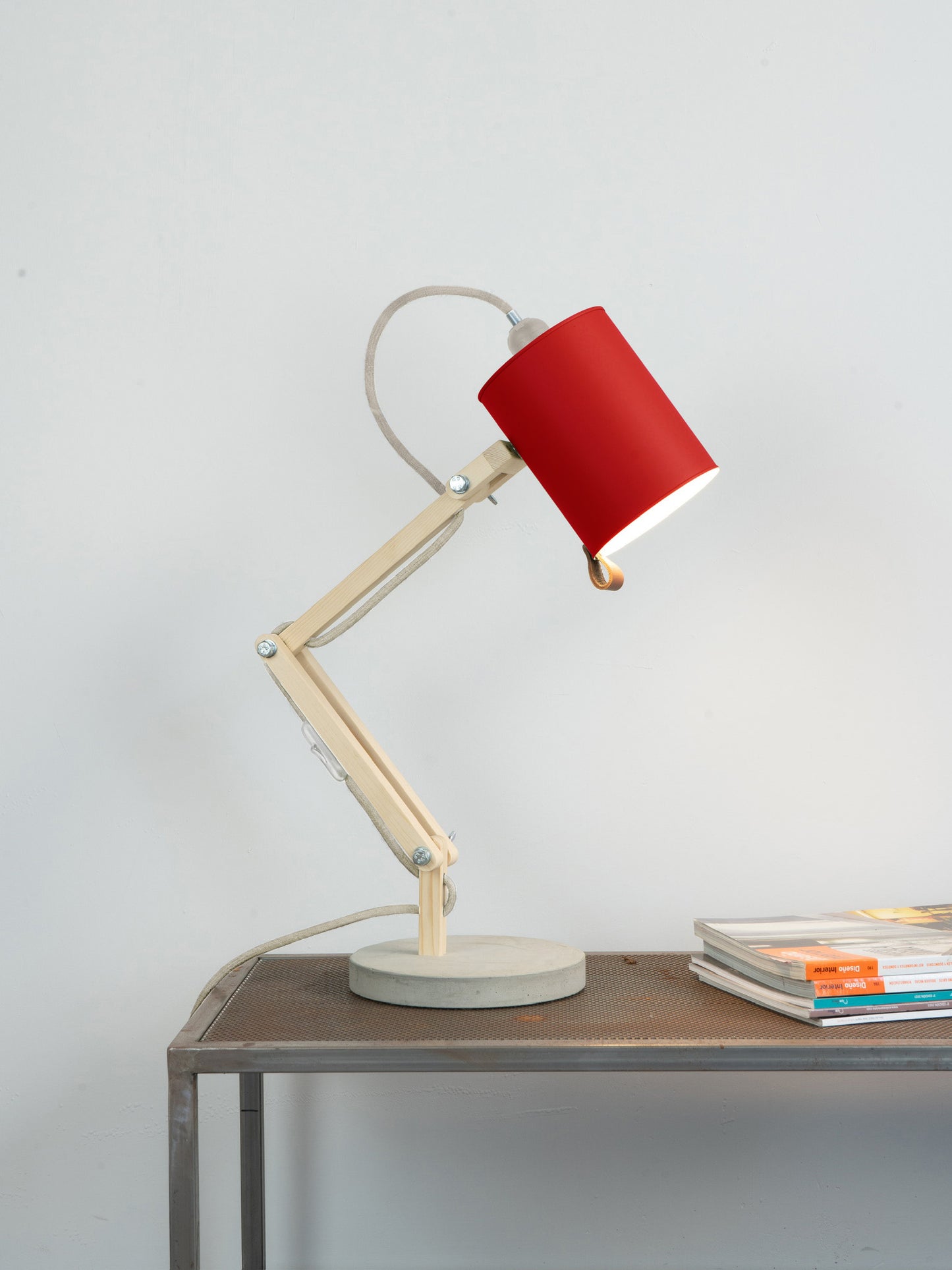 color=rojo-claro&acabado-de-madera=natural&color-de-cable=beige|904c2beb7b8bd2d06df8767451a4e0ba