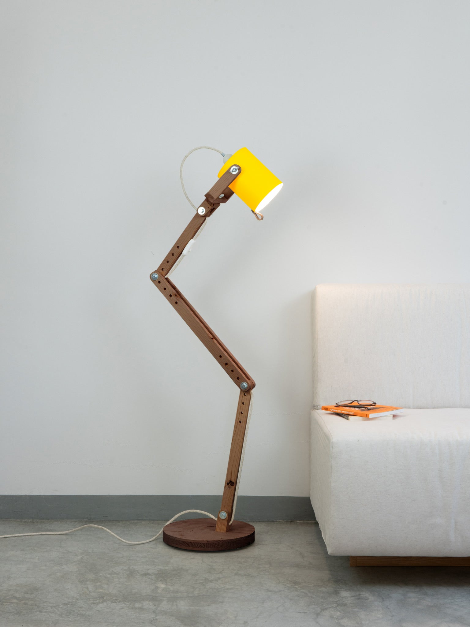 color=amarillo-claro&acabado-de-madera=cafe&color-de-cable=beige|99747de4ae1f1e6e60f083112ab9c863