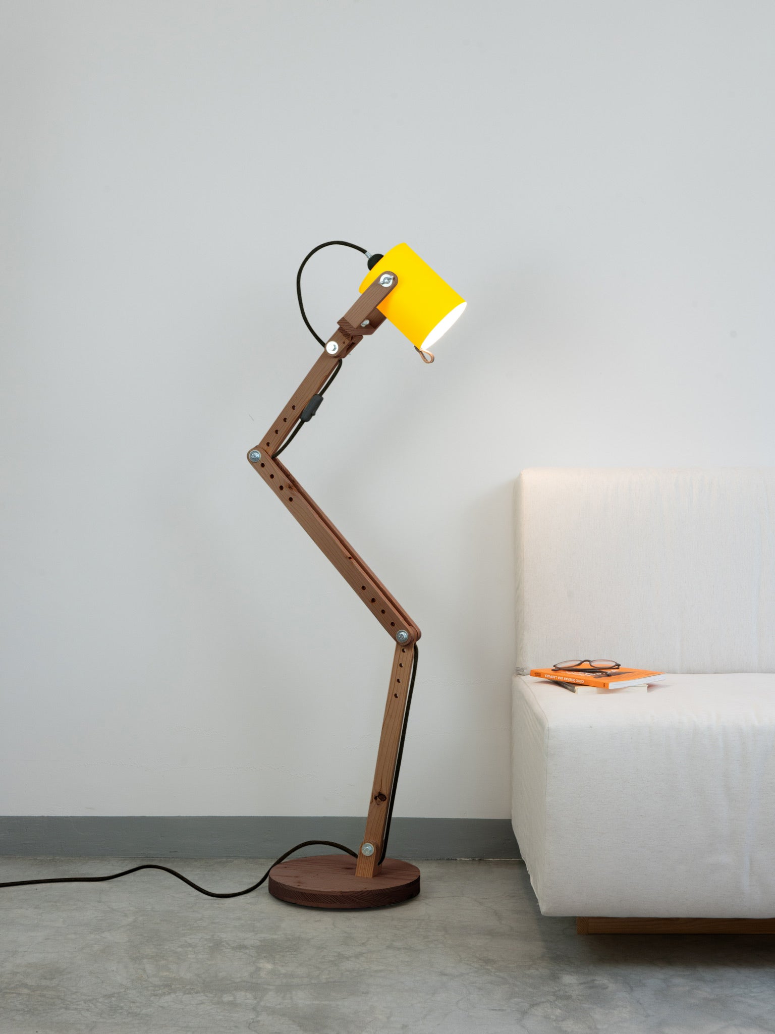 color=amarillo-claro&acabado-de-madera=cafe&color-de-cable=negro|557d0c88205e0b32ce076d91b8baa287