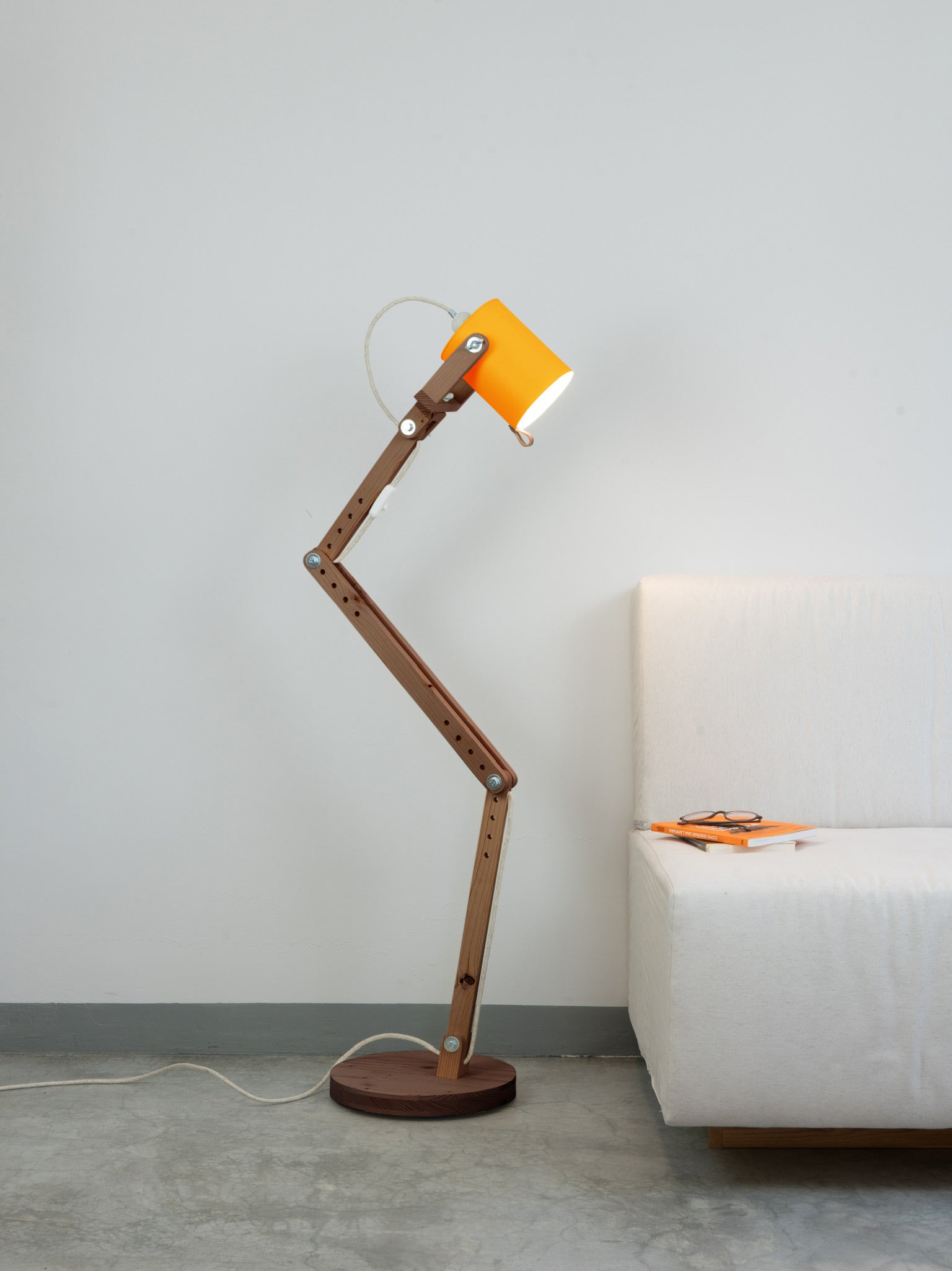 color=amarillo-yema&acabado-de-madera=cafe&color-de-cable=beige|6e91dcd2df29beaf63f0d700377c5e71