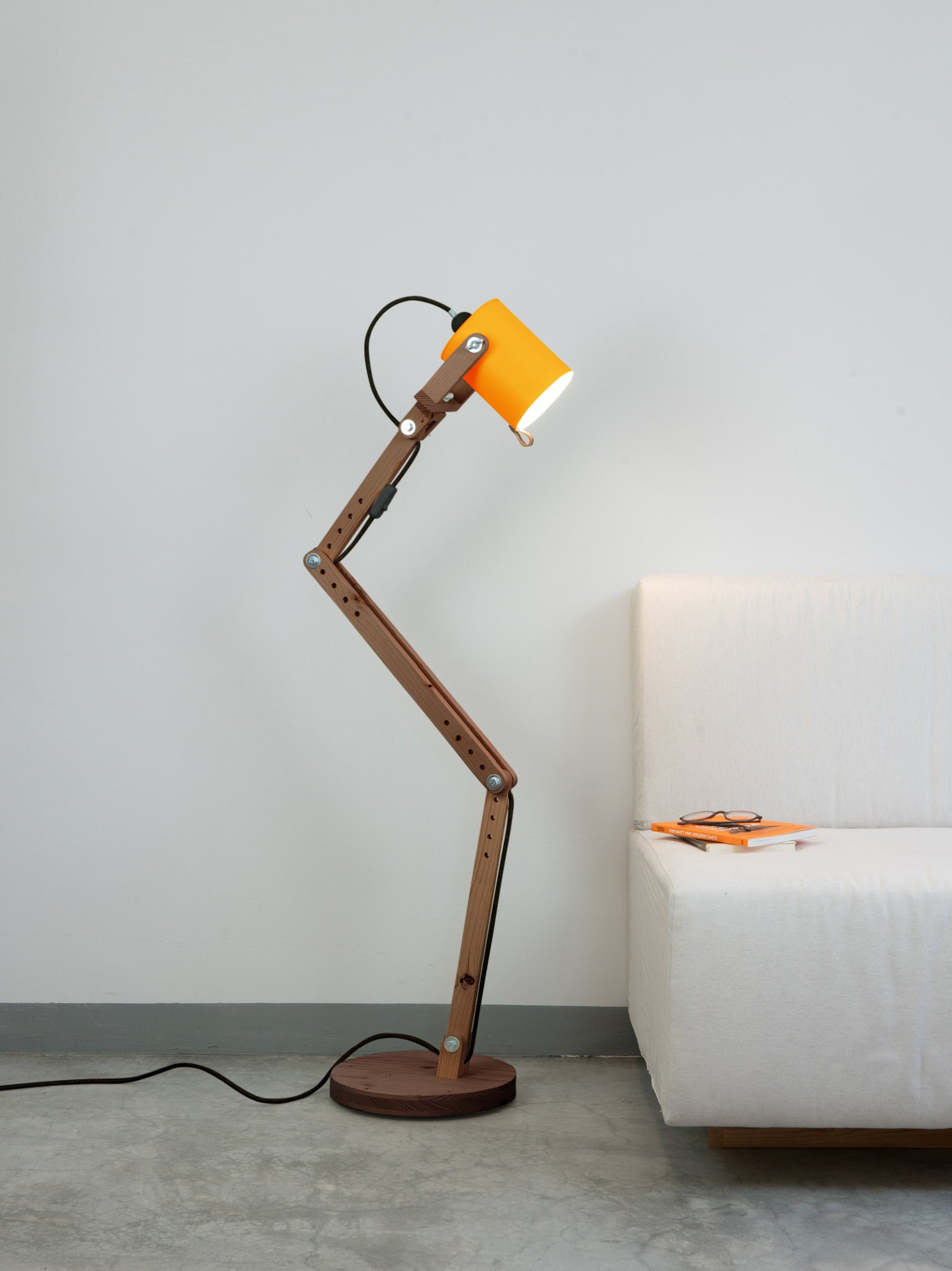 color=amarillo-yema&acabado-de-madera=cafe&color-de-cable=negro|7416e411a71cfafdf458540a53a3b0ca