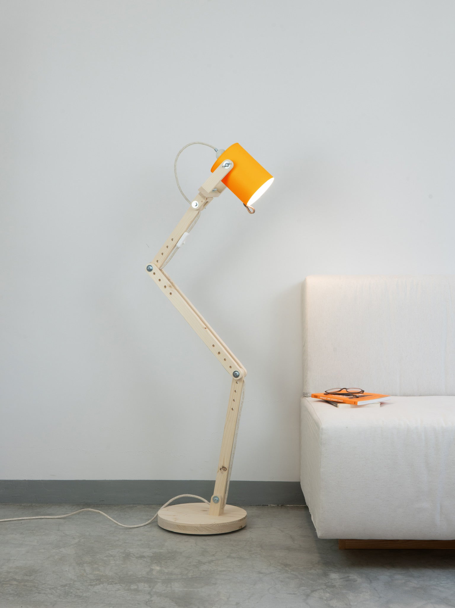color=amarillo-yema&acabado-de-madera=natural&color-de-cable=beige|fe8c8e43d11210c44f64095b3f9d5ef3