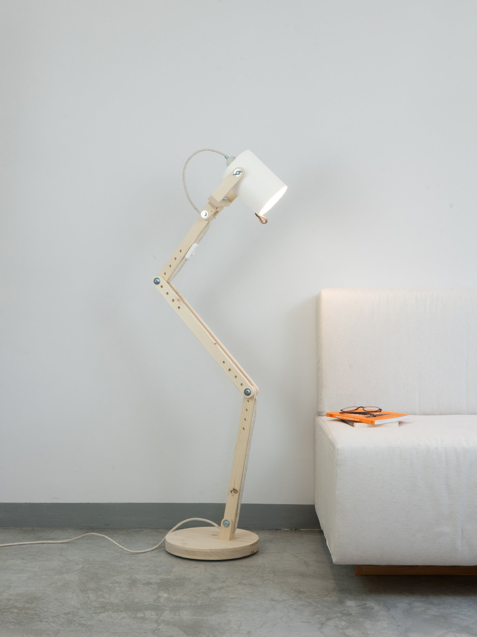 color=blanco-mate&acabado-de-madera=natural&color-de-cable=beige|34f3cf1de2f36f47660388476dc99286