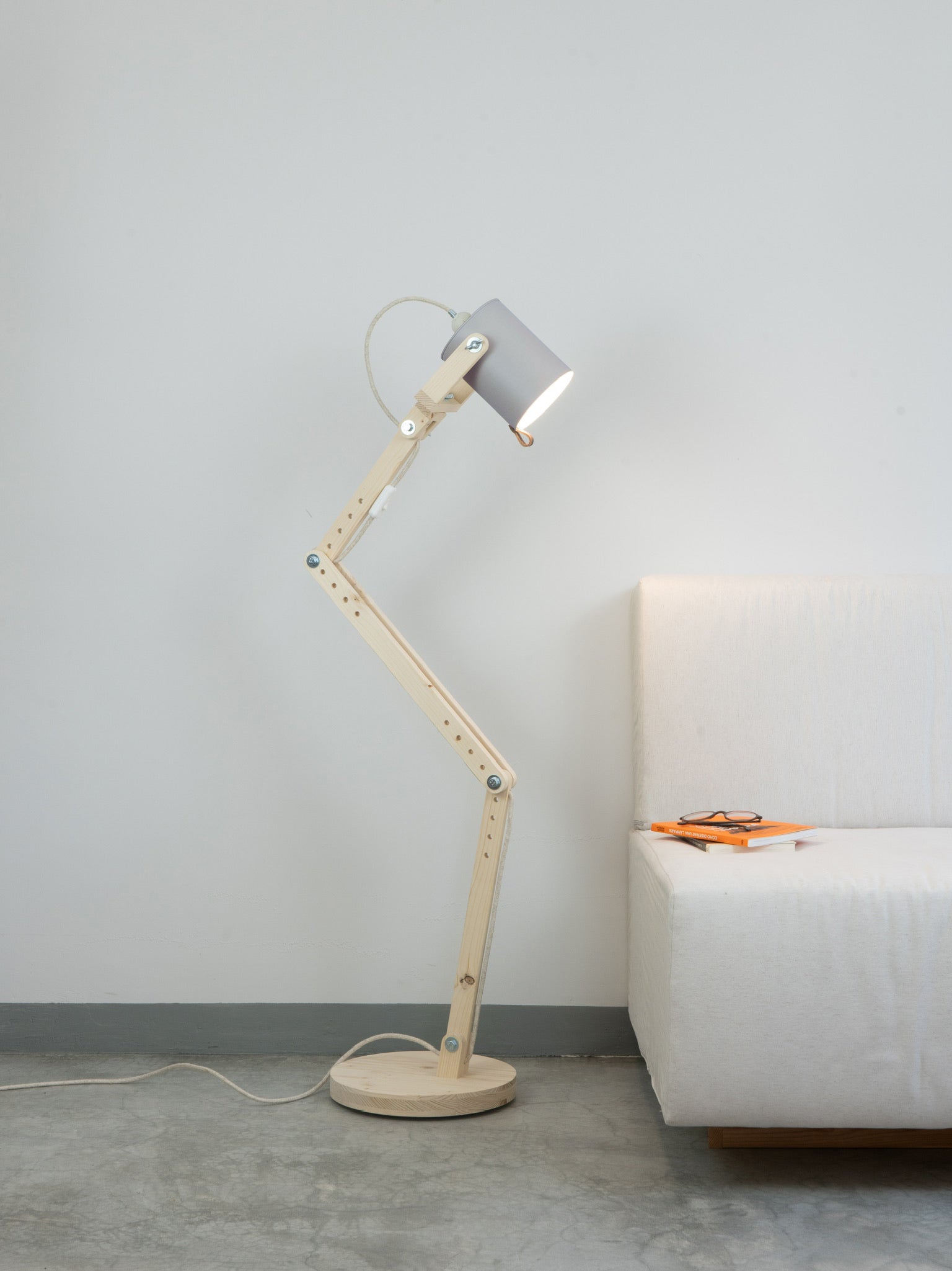 color=gris-perla&acabado-de-madera=natural&color-de-cable=beige|e7f082d7ea7c94a3d12432df5fc655e9