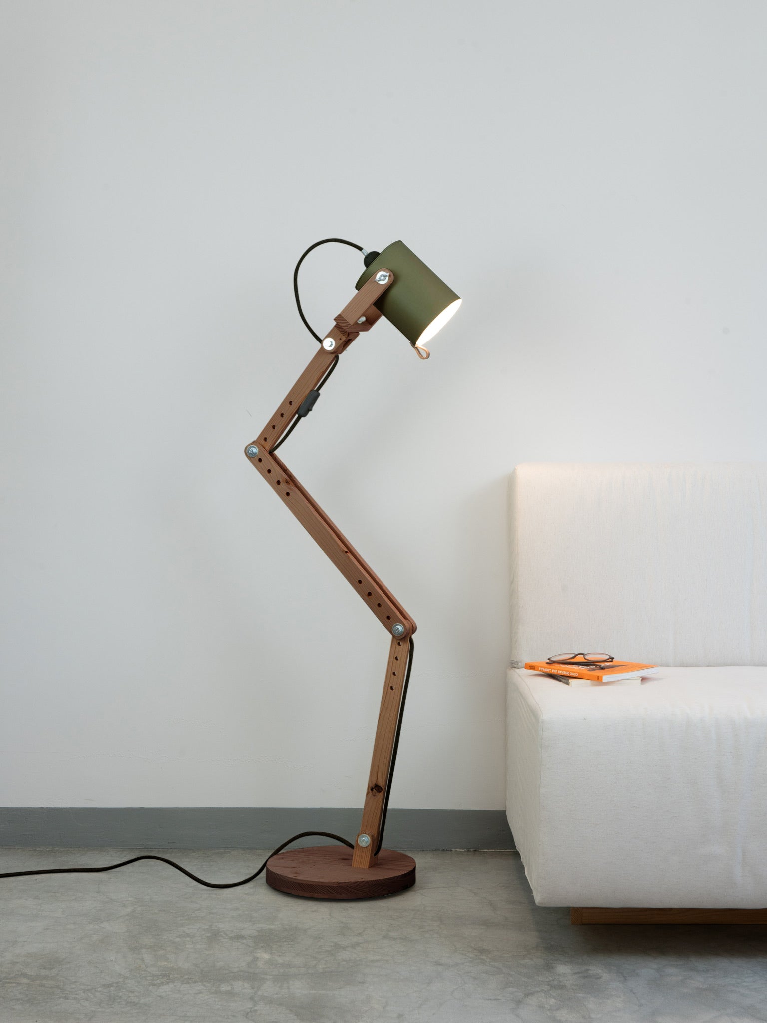 color=verde-comarca&acabado-de-madera=cafe&color-de-cable=negro|b8567e1eab1b8db0b8f3f381b4e283ba
