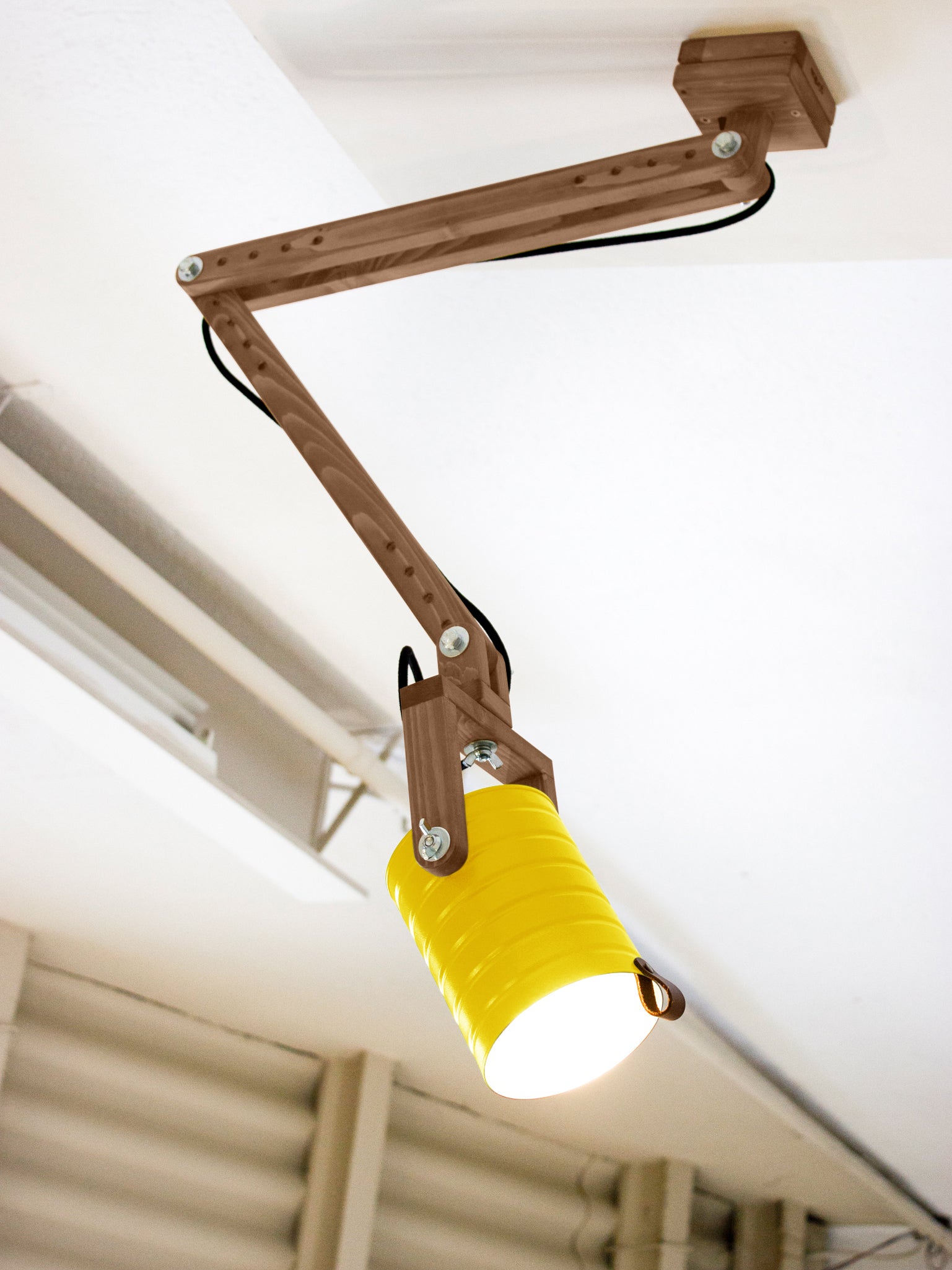 tamano=l&color=amarillo-claro&acabado-de-madera=cafe&color-de-cable=negro|92839b9b759f60e34c51415e6d25e252