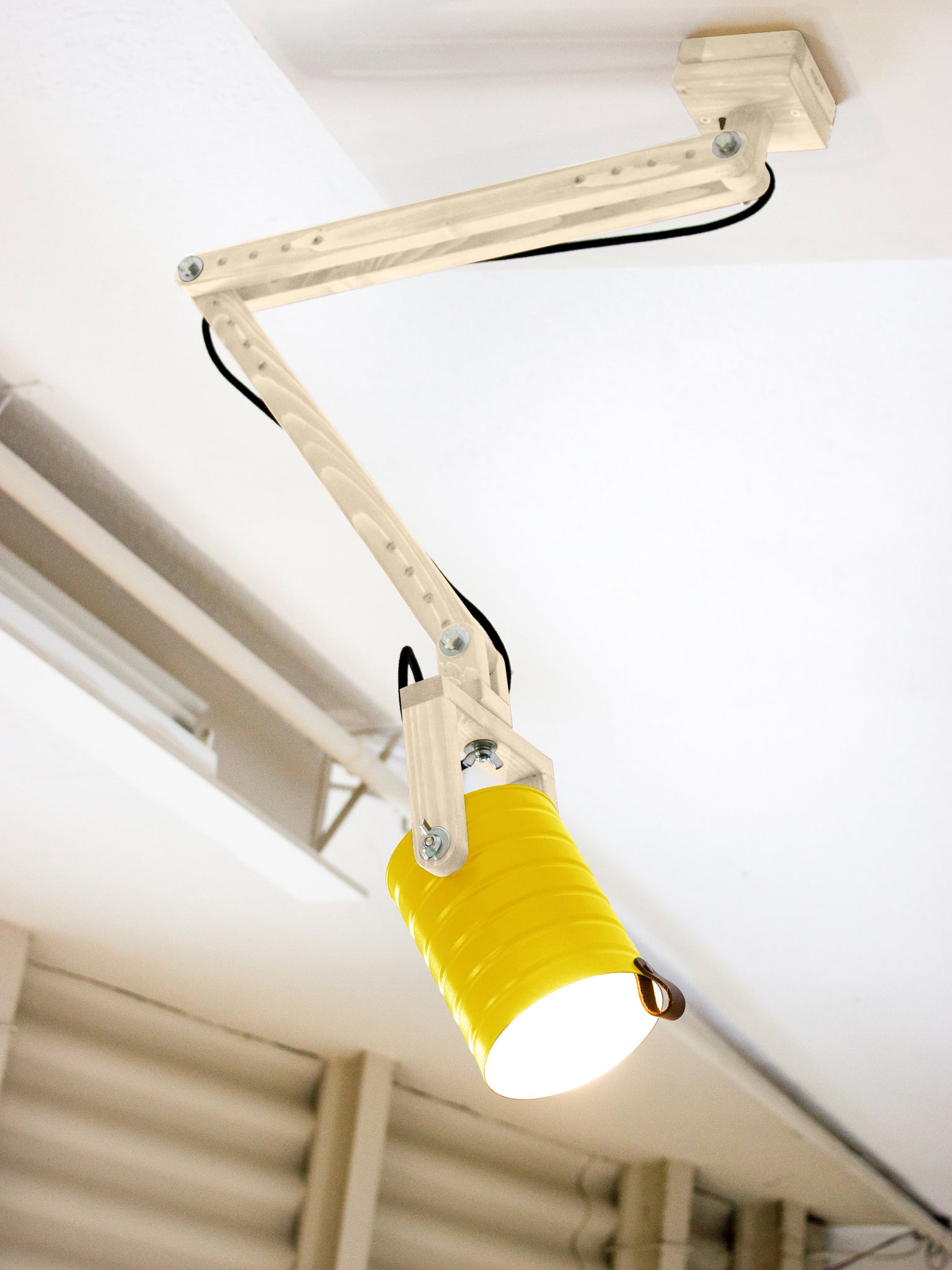 tamano=l&color=amarillo-claro&acabado-de-madera=natural&color-de-cable=negro|c216f7fee580440ea8517aa202fc5268