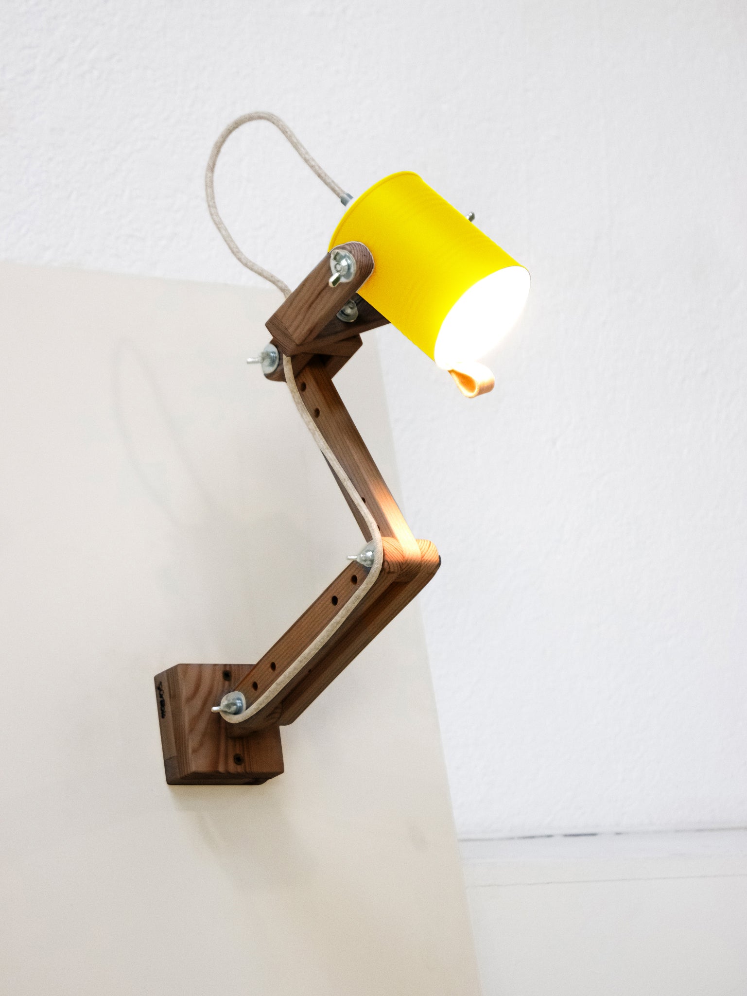 tamano=m&color=amarillo-claro&acabado-de-madera=cafe&color-de-cable=beige|a9b173d5c69132c79ff5d077a116ac40