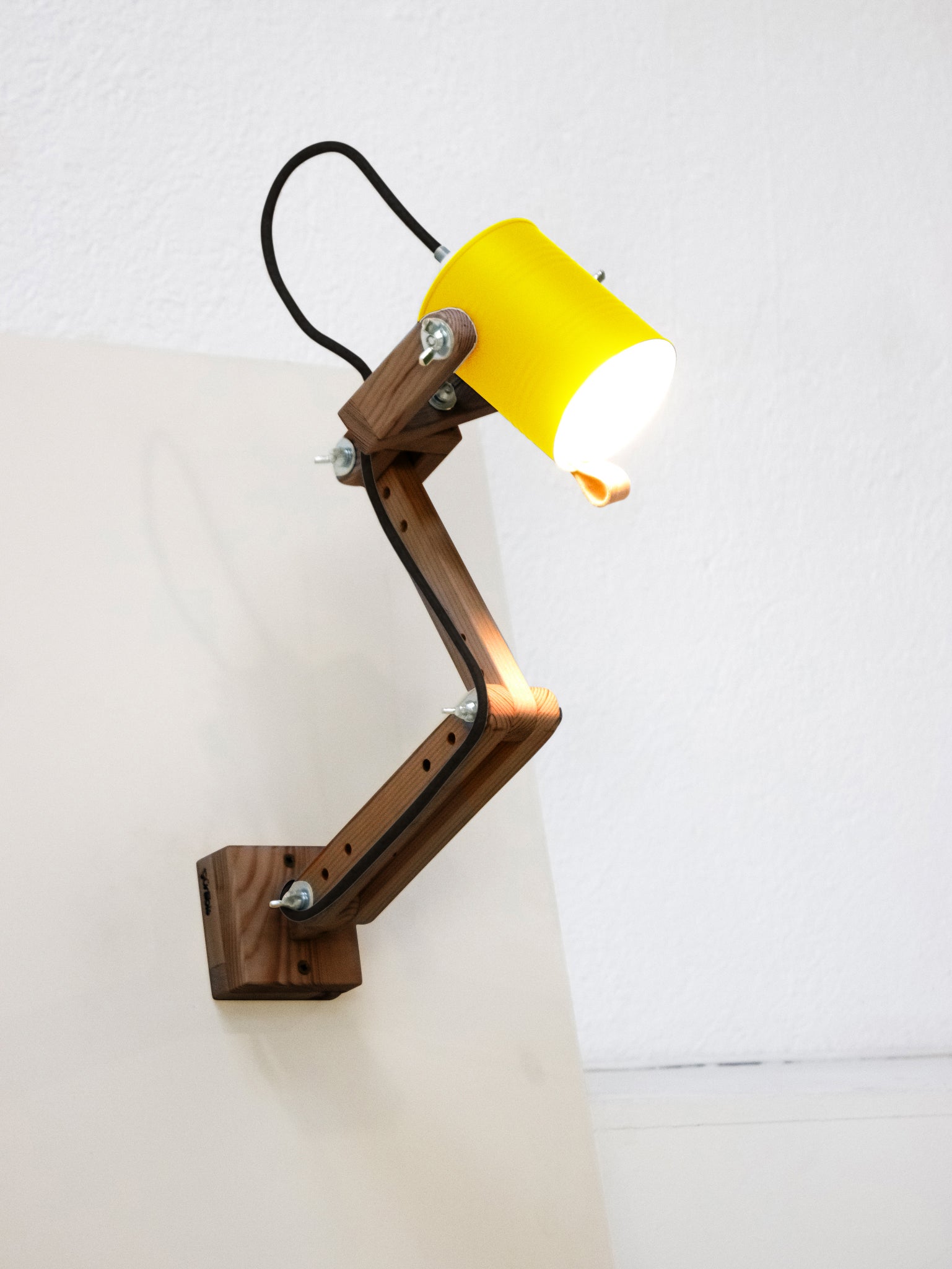 tamano=m&color=amarillo-claro&acabado-de-madera=cafe&color-de-cable=negro|22fa8b4ea58162a791d647fde4787876