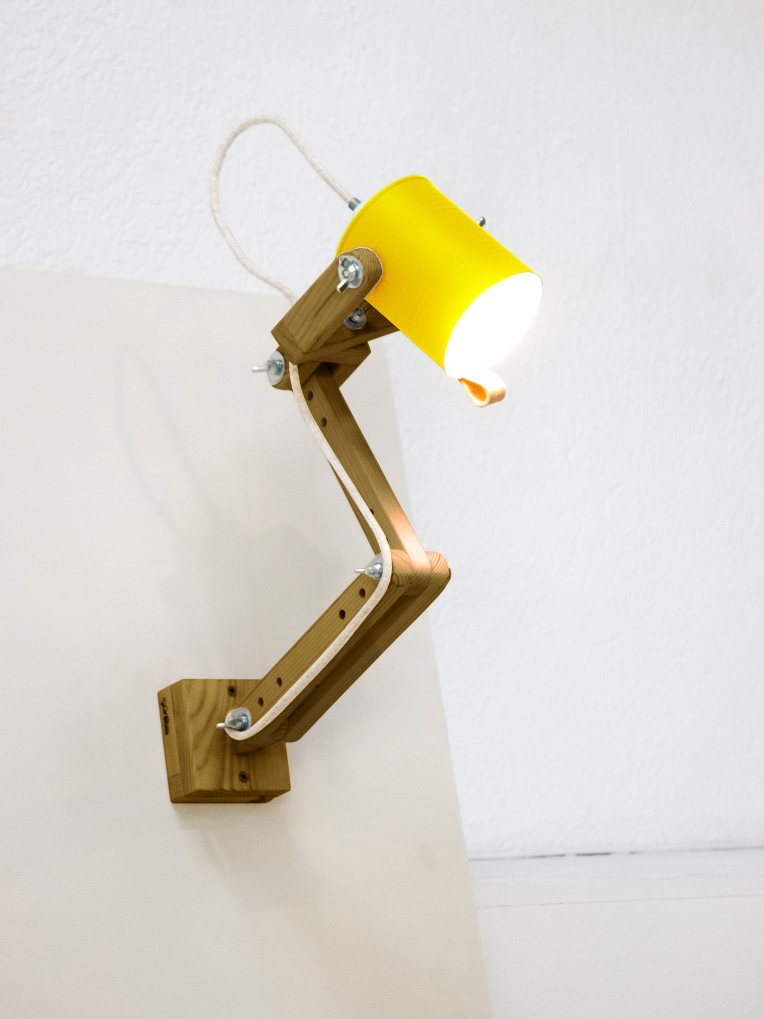 tamano=m&color=amarillo-claro&acabado-de-madera=caramelo&color-de-cable=beige|568ed04943ce93ff197757a1013dbd45