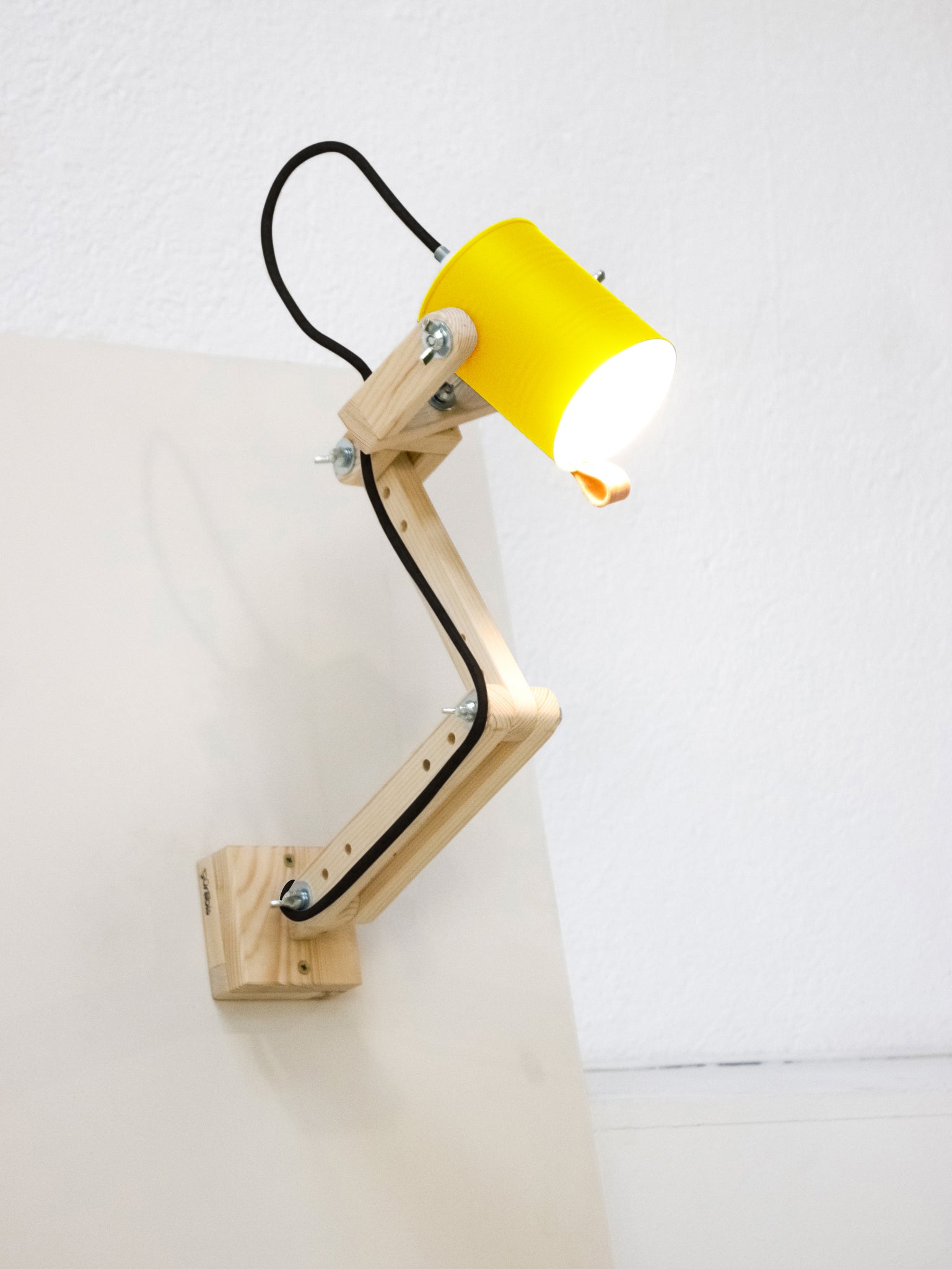 tamano=m&color=amarillo-claro&acabado-de-madera=natural&color-de-cable=negro|82a7e7fd678332df4e02d45944e62521