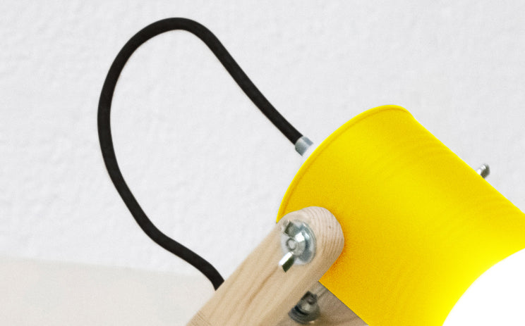 crop=color-de-cable&tamano=m&color=amarillo-claro&acabado-de-madera=natural&color-de-cable=negro|82a7e7fd678332df4e02d45944e62521