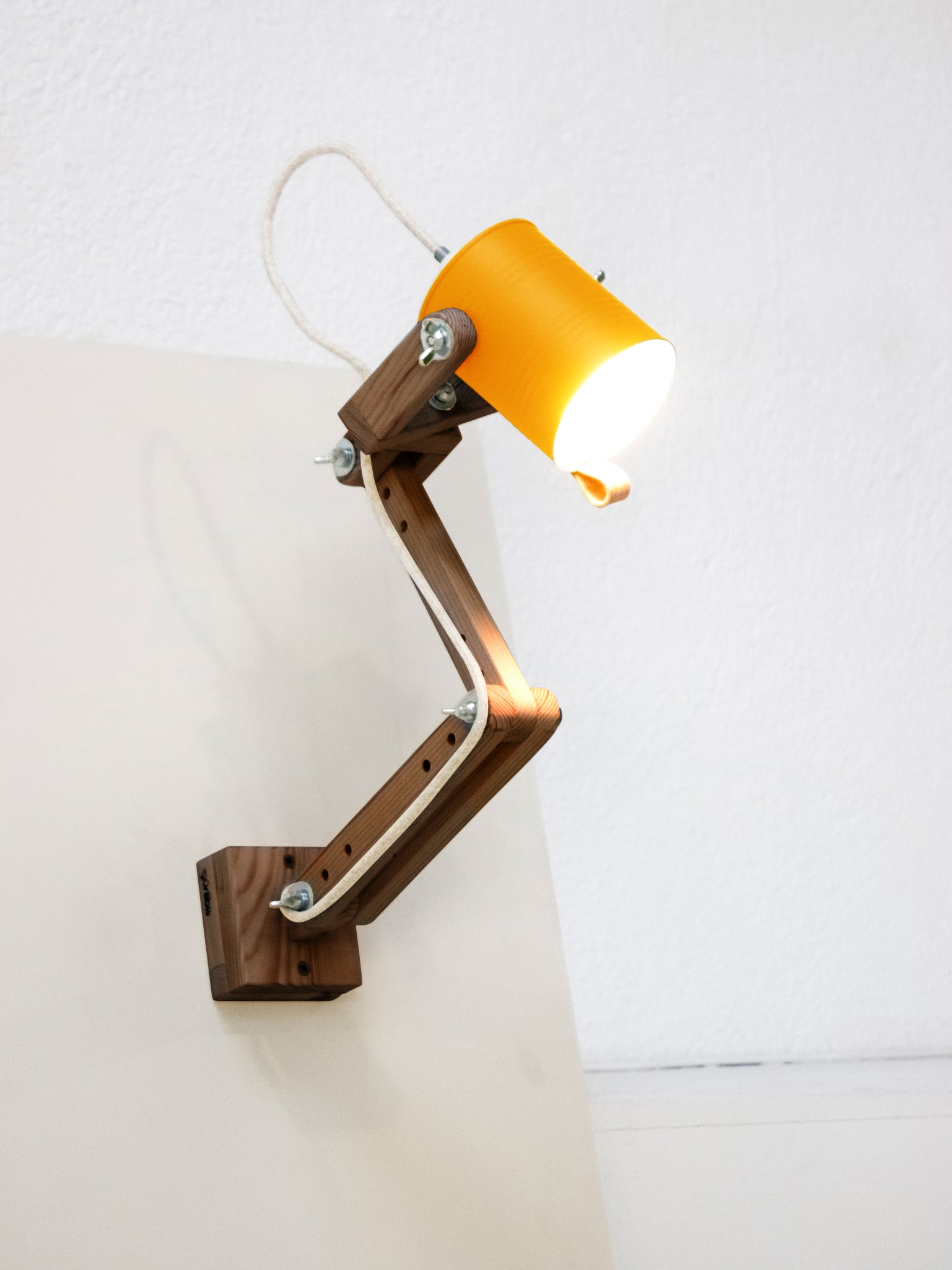 tamano=m&color=amarillo-yema&acabado-de-madera=cafe&color-de-cable=beige|7358300a4e8bbae5f6b424cade59163c