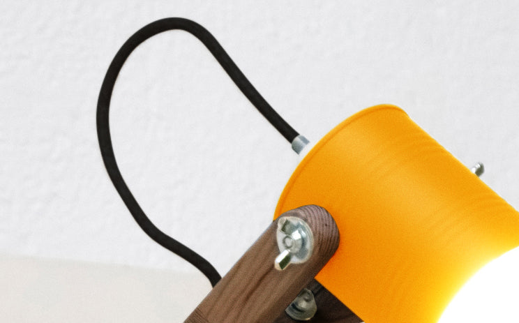 crop=color-de-cable&tamano=m&color=amarillo-yema&acabado-de-madera=cafe&color-de-cable=negro|7feae0efccb85e6f354029e53e32e52c