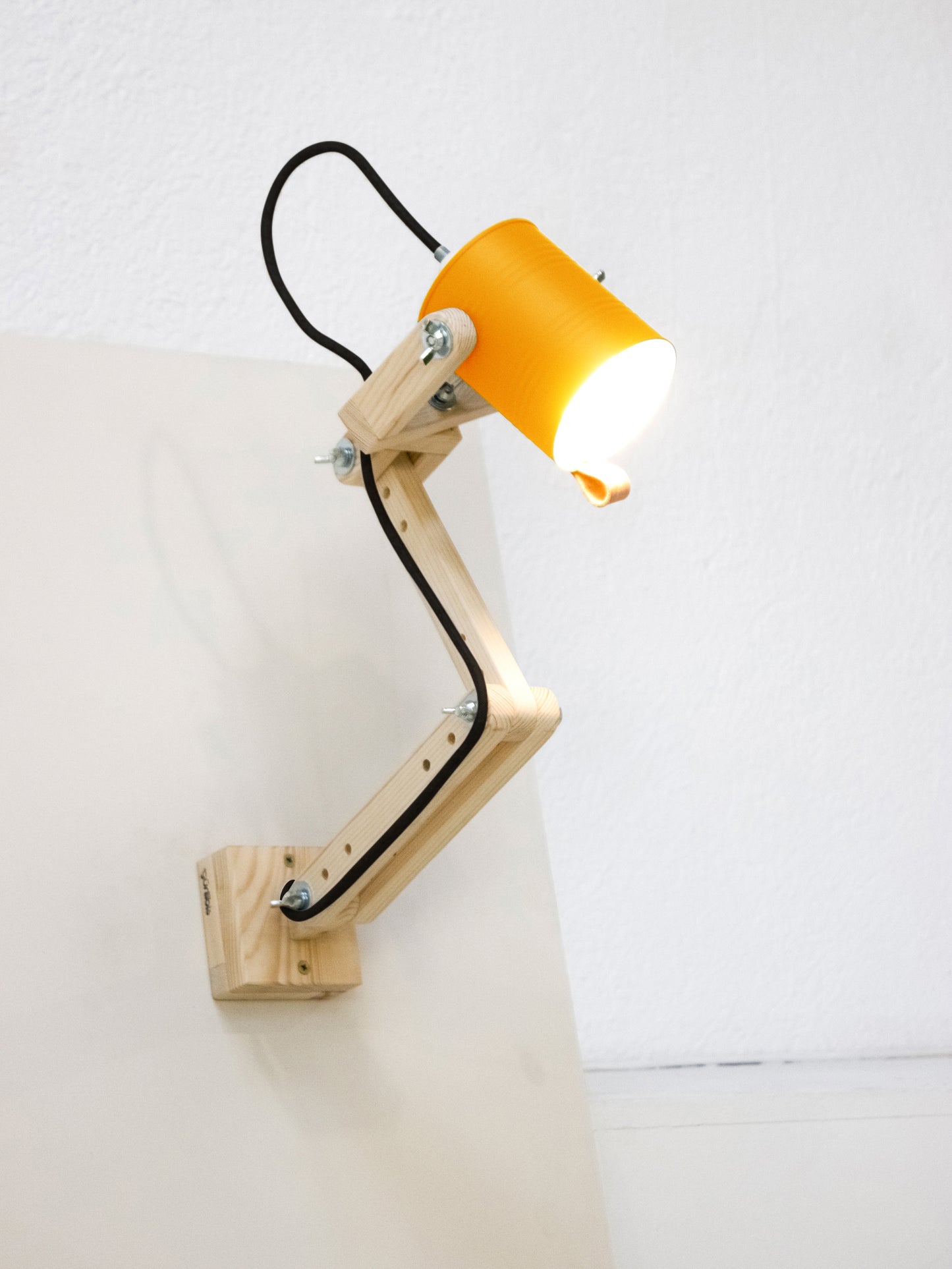 tamano=m&color=amarillo-yema&acabado-de-madera=natural&color-de-cable=negro|8124e4e2ab7c7eaf9a418bbe79009000