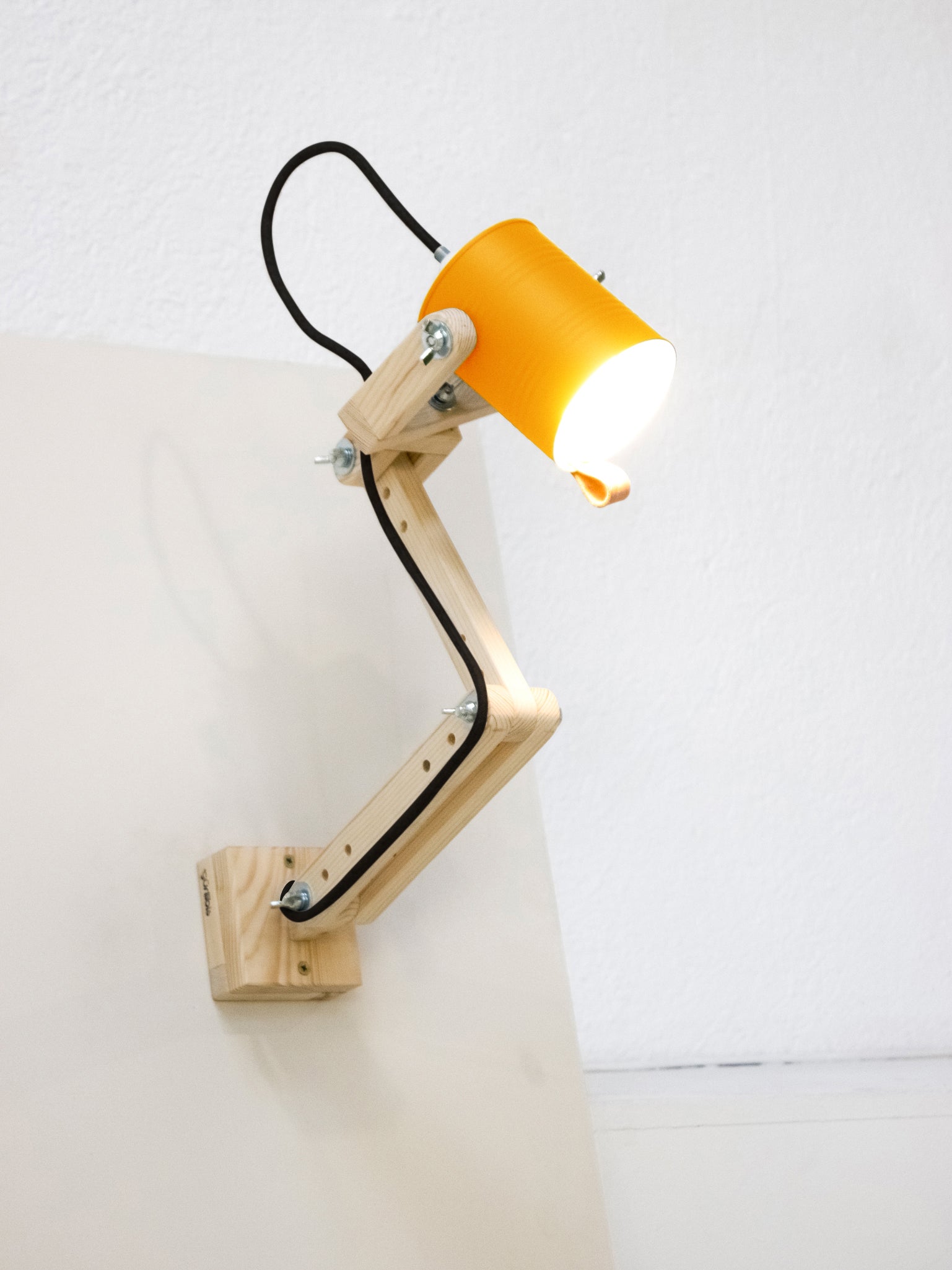 tamano=m&color=amarillo-yema&acabado-de-madera=natural&color-de-cable=negro|8124e4e2ab7c7eaf9a418bbe79009000