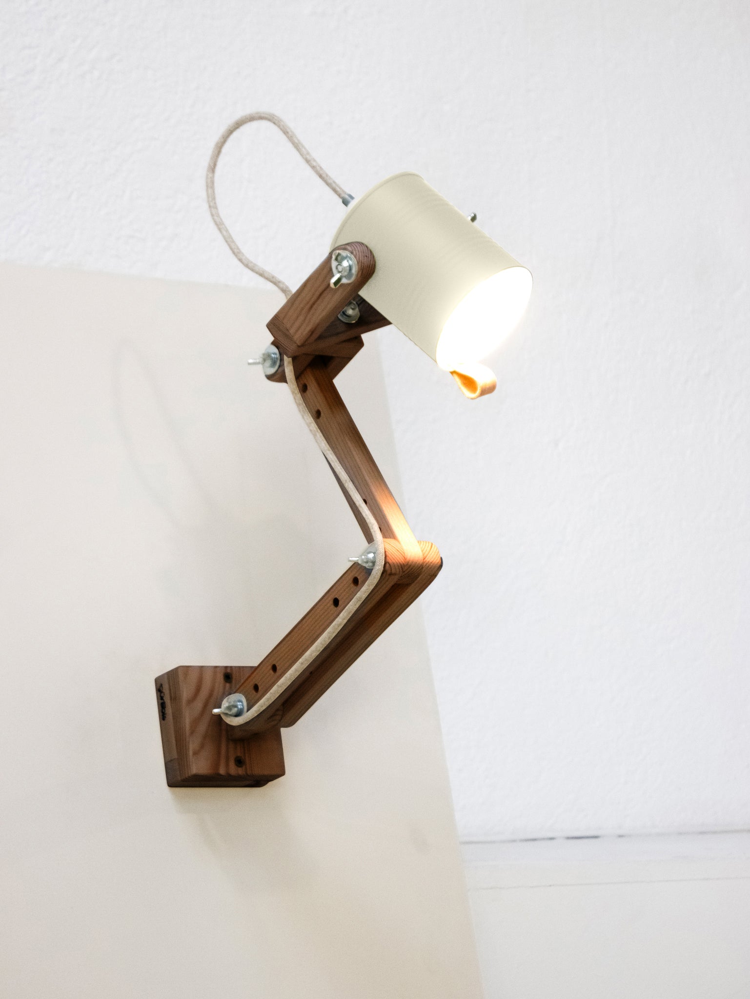 tamano=m&color=blanco-hueso&acabado-de-madera=cafe&color-de-cable=beige|c71a31082c6c33ba2ef23ec4c50df49c
