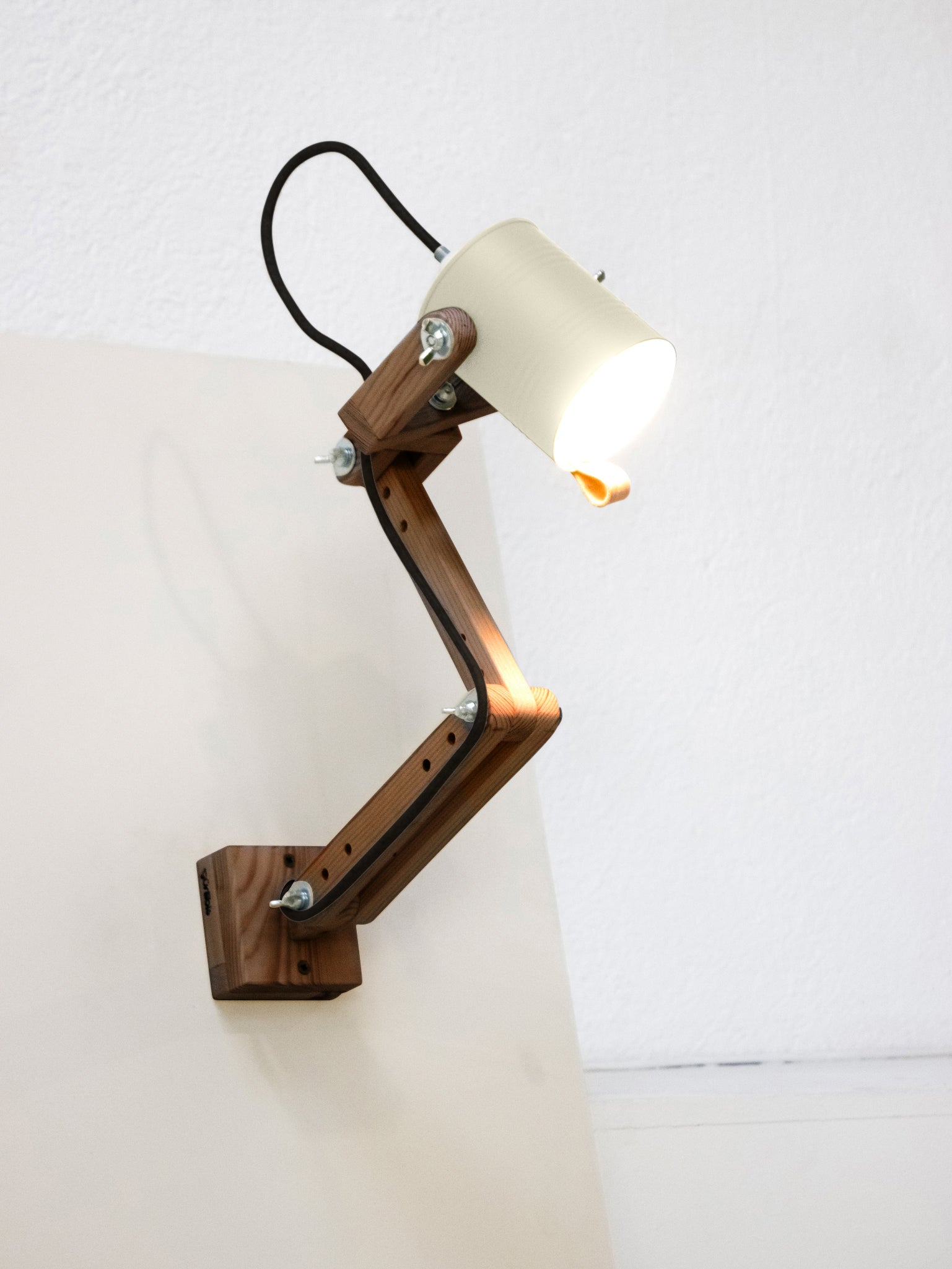 tamano=m&color=blanco-hueso&acabado-de-madera=cafe&color-de-cable=negro|25ac20377b5a8f3c57e47921b2091686