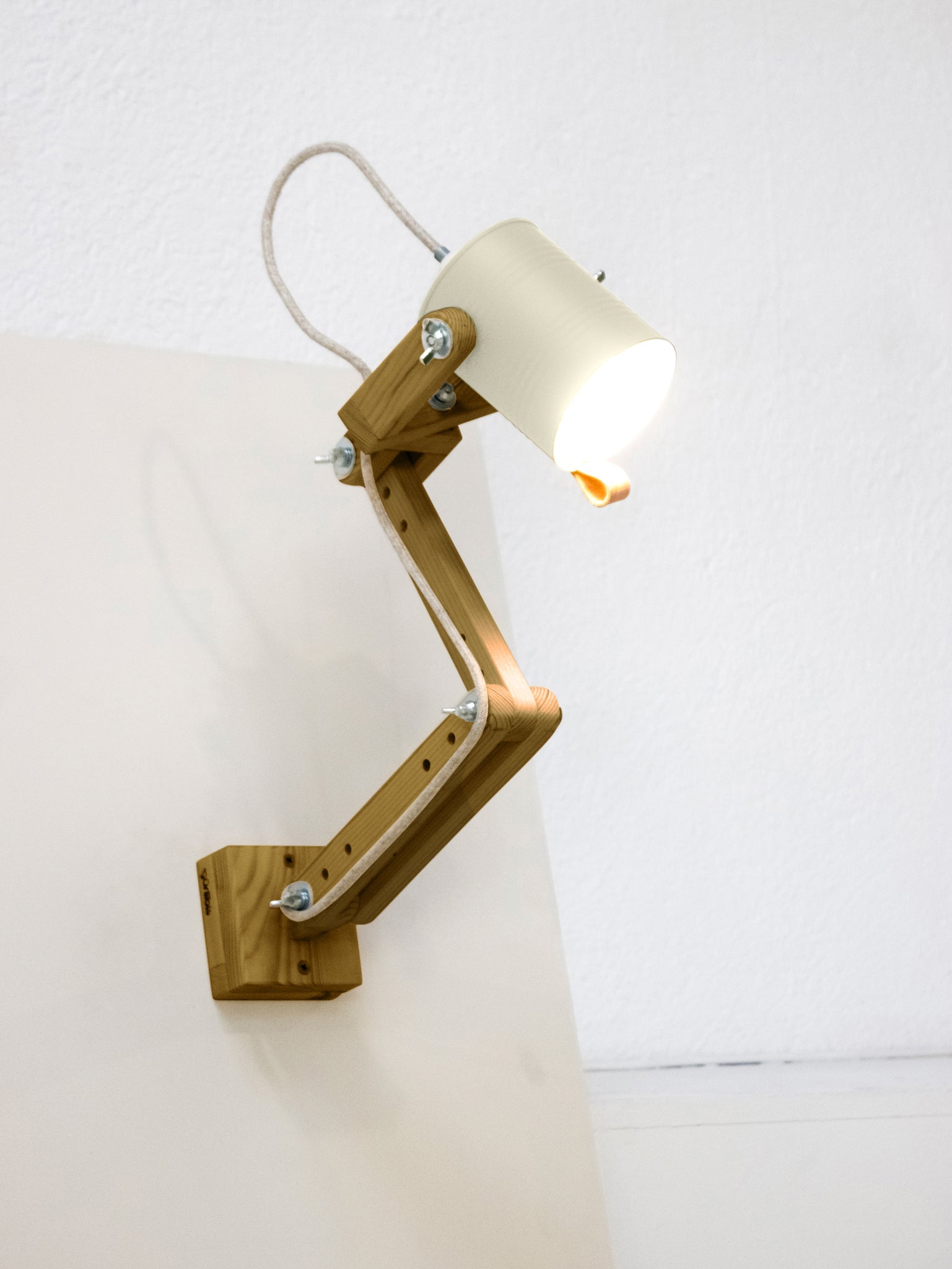 tamano=m&color=blanco-hueso&acabado-de-madera=caramelo&color-de-cable=beige|68a0a966c6f53e9a2181fd38aa445ca8