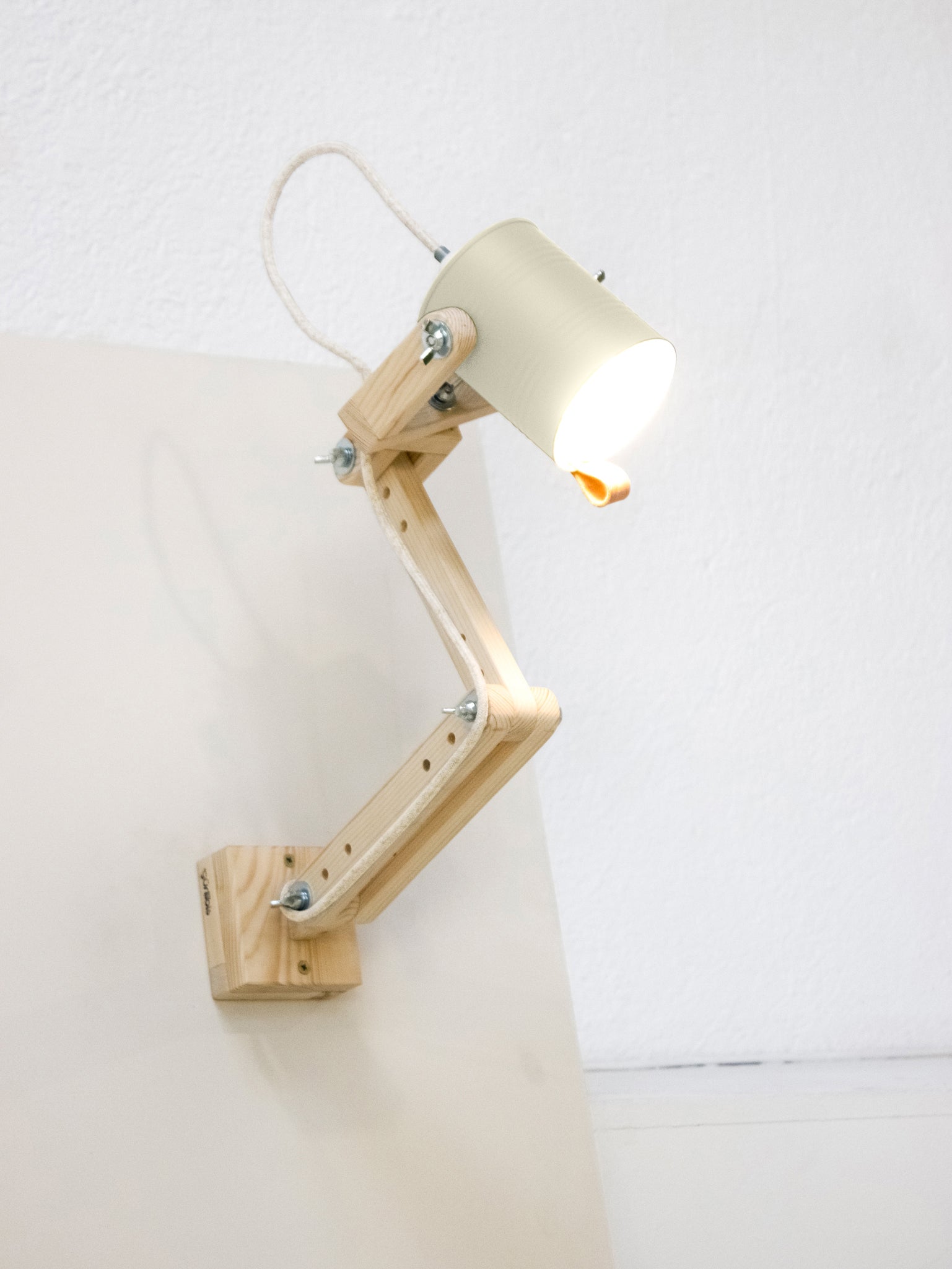 tamano=m&color=blanco-hueso&acabado-de-madera=natural&color-de-cable=beige|d8a03d104a8282290a94989731835d6b