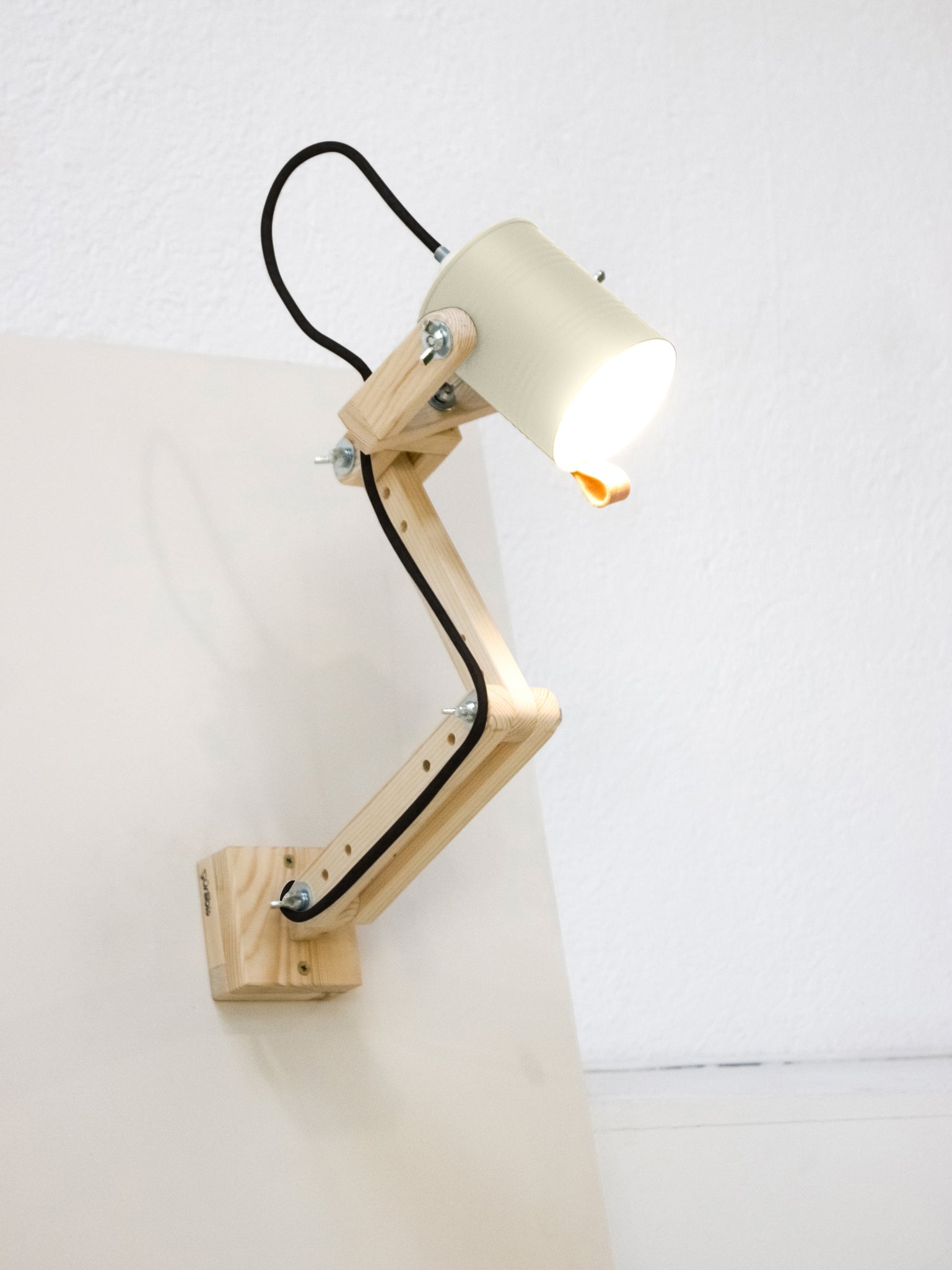 tamano=m&color=blanco-hueso&acabado-de-madera=natural&color-de-cable=negro|5d024d2883aebeca8000375c78d40d8f
