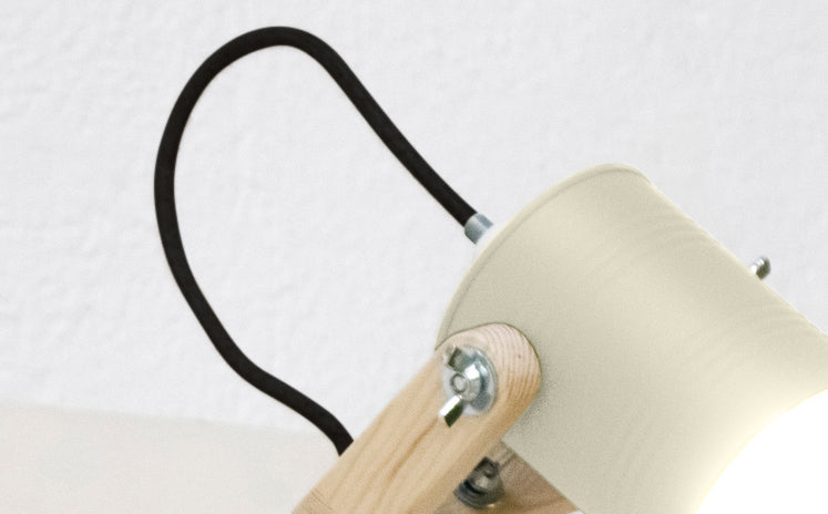 crop=color-de-cable&tamano=m&color=blanco-hueso&acabado-de-madera=natural&color-de-cable=negro|5d024d2883aebeca8000375c78d40d8f