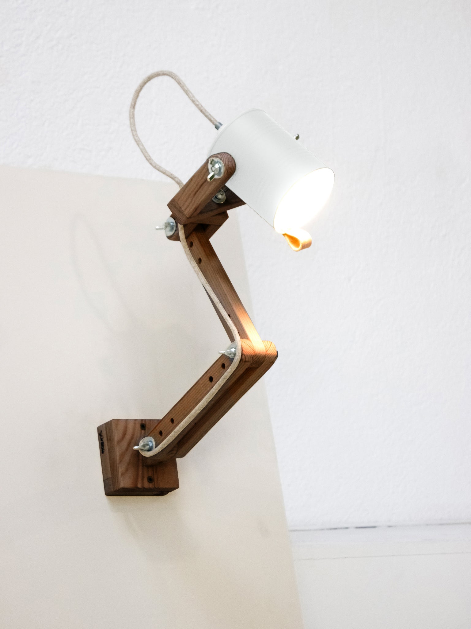 tamano=m&color=blanco-mate&acabado-de-madera=cafe&color-de-cable=beige|d9eab92c884ba433f691d3fa3f686806