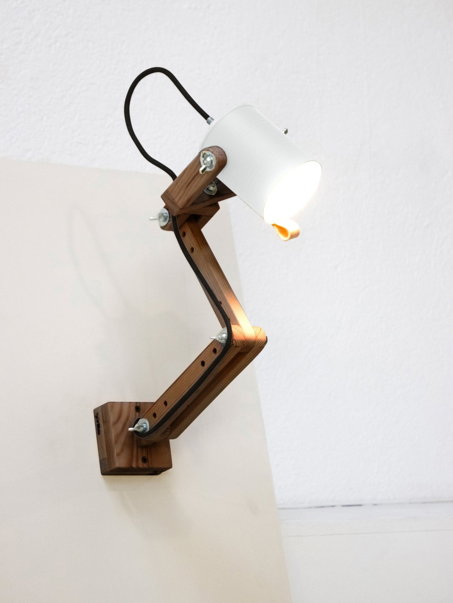 tamano=m&color=blanco-mate&acabado-de-madera=cafe&color-de-cable=negro|73d76d93d3e52018ae2a2bb0e6e6341c