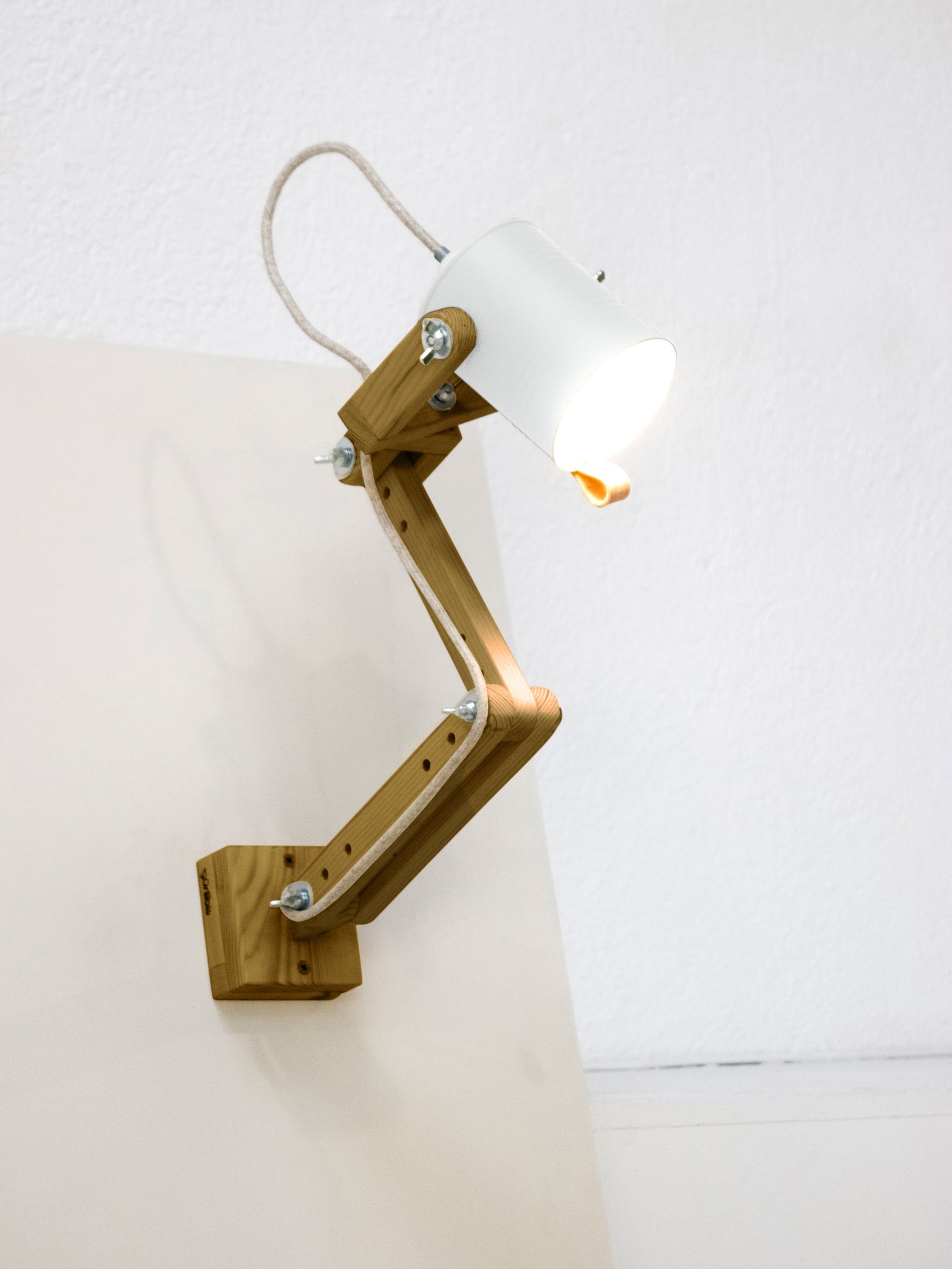 tamano=m&color=blanco-mate&acabado-de-madera=caramelo&color-de-cable=beige|cf7ed1436af4e782be3addc8669db901
