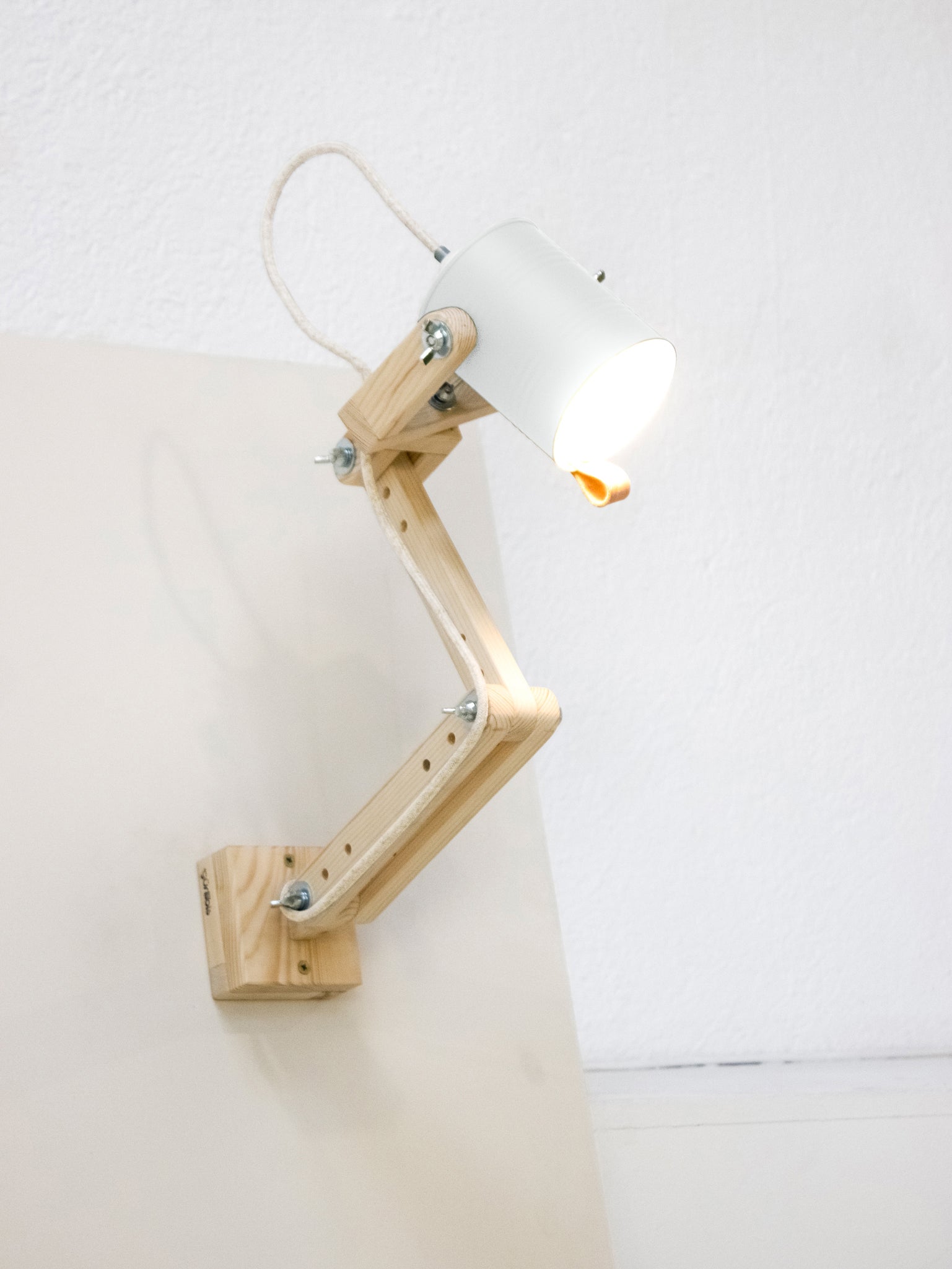 tamano=m&color=blanco-mate&acabado-de-madera=natural&color-de-cable=beige|653d8050a995cdd2942402da076ef03e