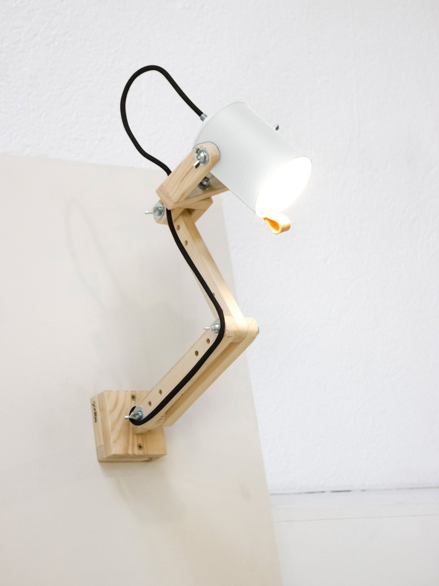 tamano=m&color=blanco-mate&acabado-de-madera=natural&color-de-cable=negro|4d0d4e225c255023f79802a145993052