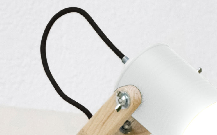crop=color-de-cable&tamano=m&color=blanco-mate&acabado-de-madera=natural&color-de-cable=negro|4d0d4e225c255023f79802a145993052