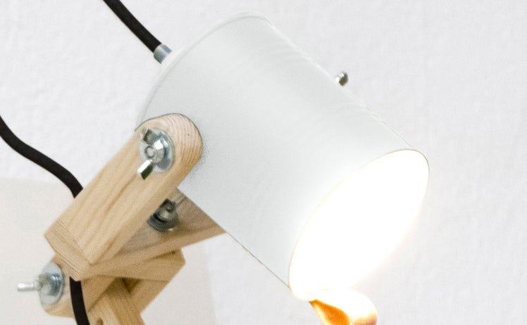 crop=color&tamano=m&color=blanco-mate&acabado-de-madera=natural&color-de-cable=negro|4d0d4e225c255023f79802a145993052