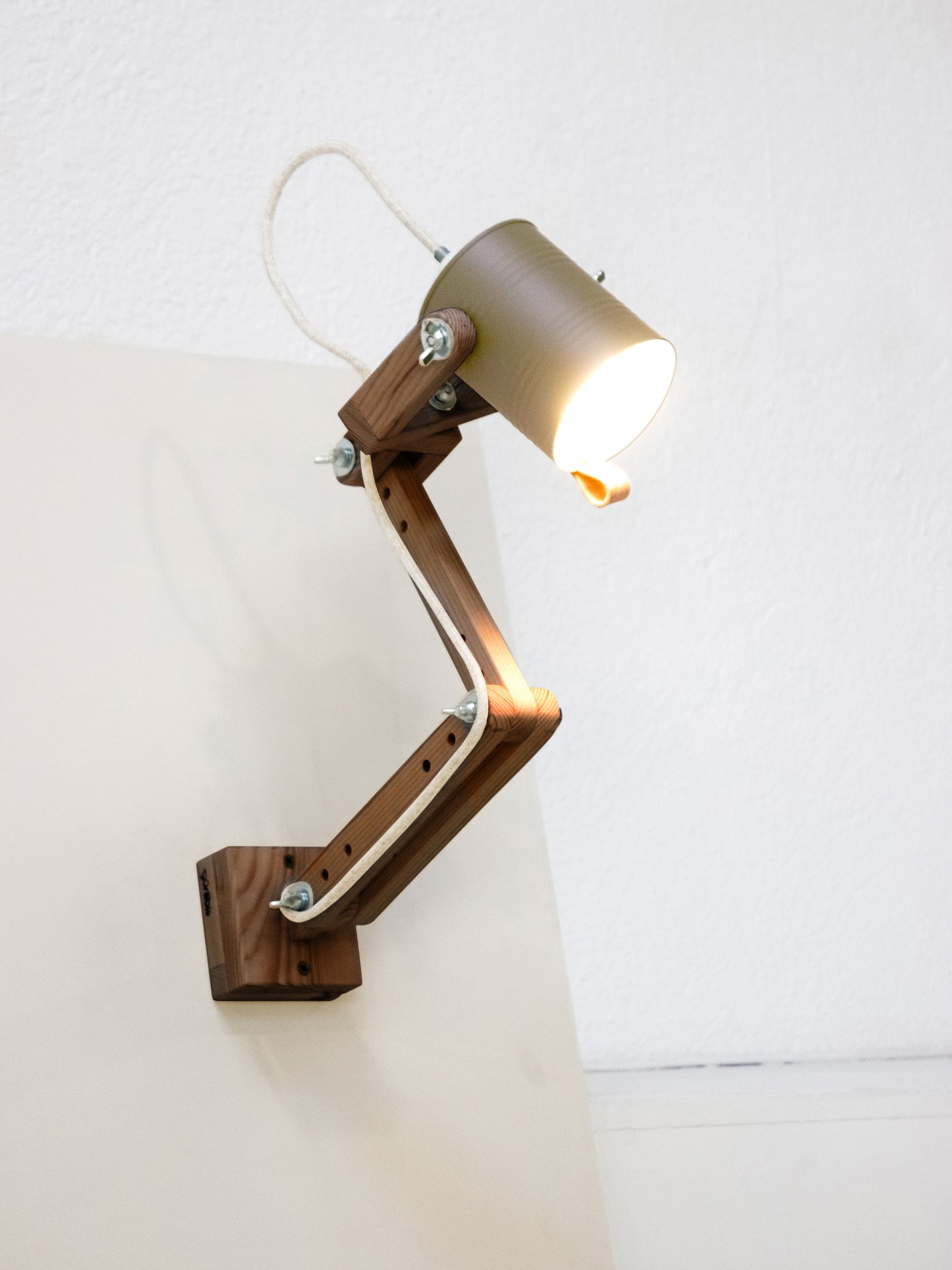 tamano=m&color=gris-koala&acabado-de-madera=cafe&color-de-cable=beige|ccff2d6363bef1ffaa50e5715218057d