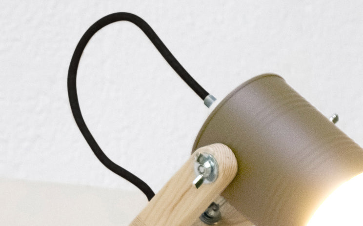 crop=color-de-cable&tamano=m&color=gris-koala&acabado-de-madera=natural&color-de-cable=negro|a223b19cdddfa3ef867e384f27f68a5c