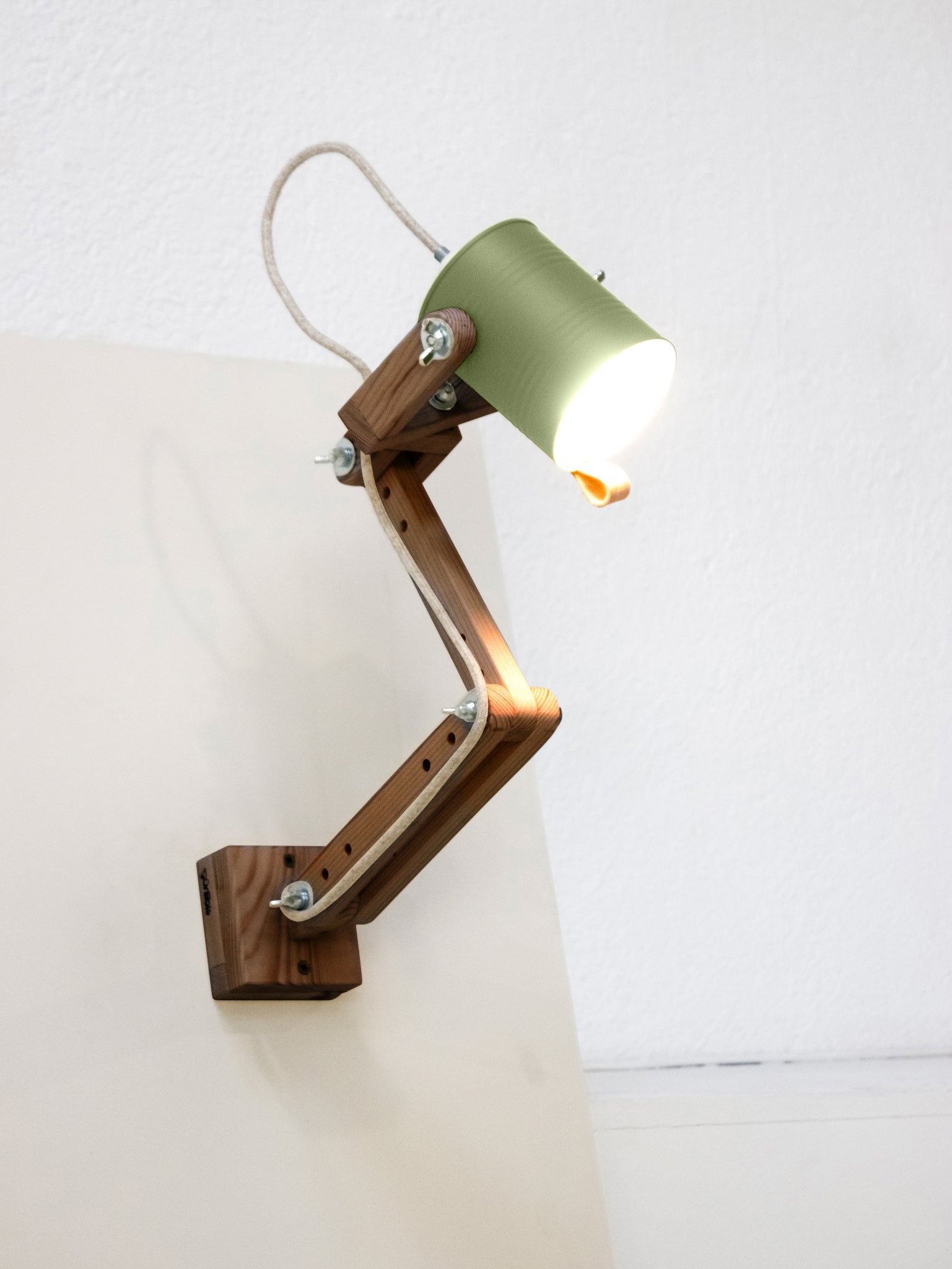 tamano=m&color=verde-bonsai&acabado-de-madera=cafe&color-de-cable=beige|81309f8a4844753e6940055c0bff13df