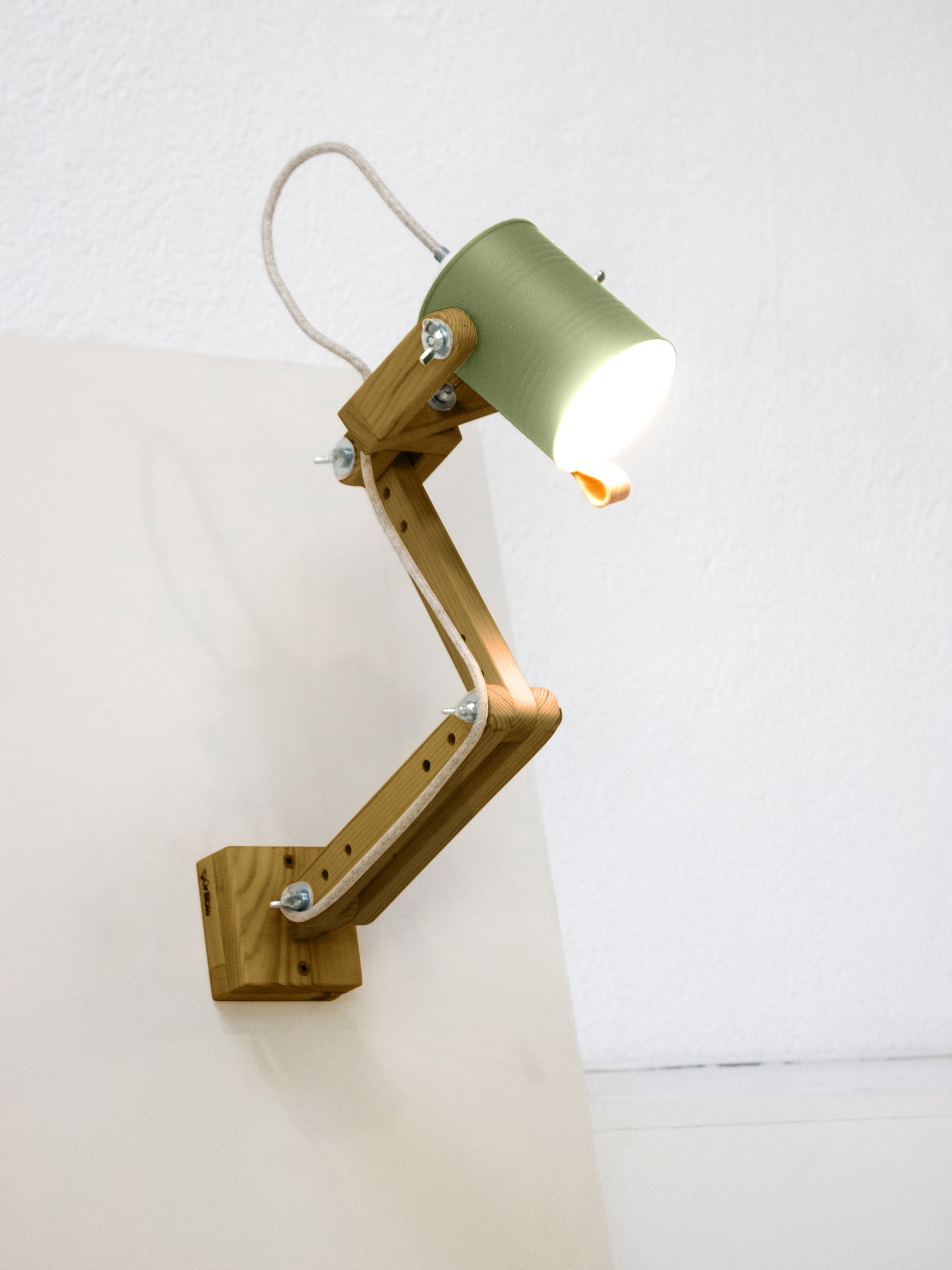 tamano=m&color=verde-bonsai&acabado-de-madera=caramelo&color-de-cable=beige|b1cf42bbcd099c6d2d1222e1d7446965