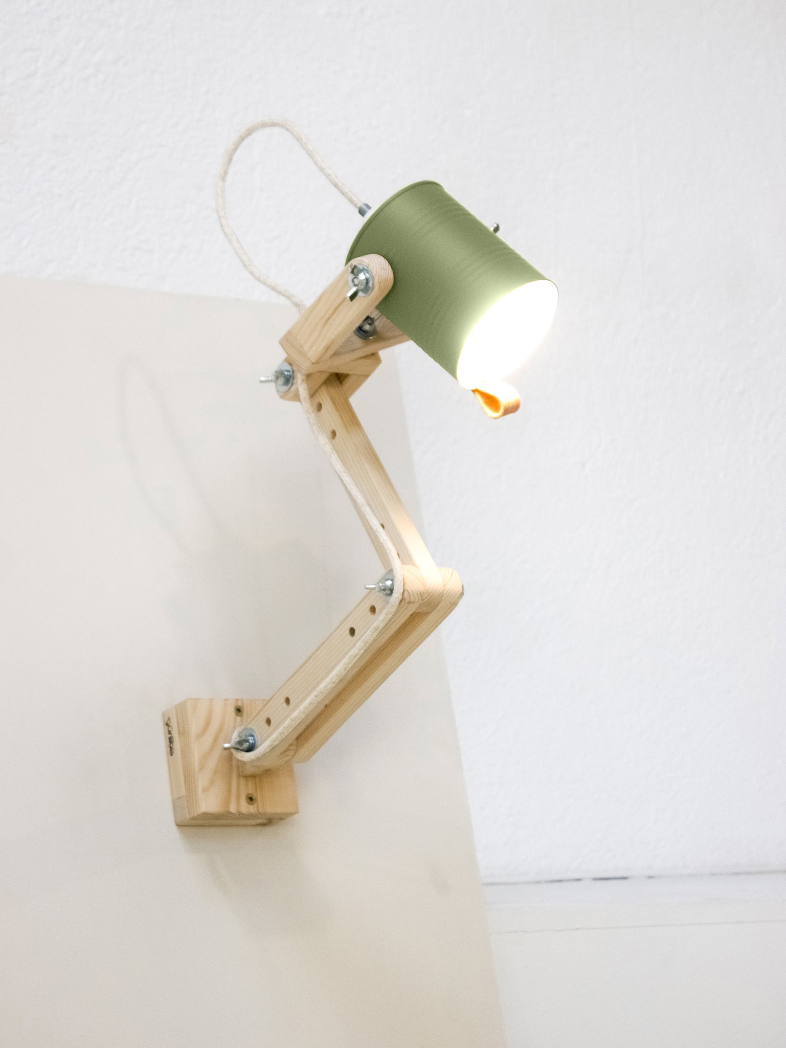 tamano=m&color=verde-bonsai&acabado-de-madera=natural&color-de-cable=beige|f1fd40323f48f6f79a35b8cb851d3acc