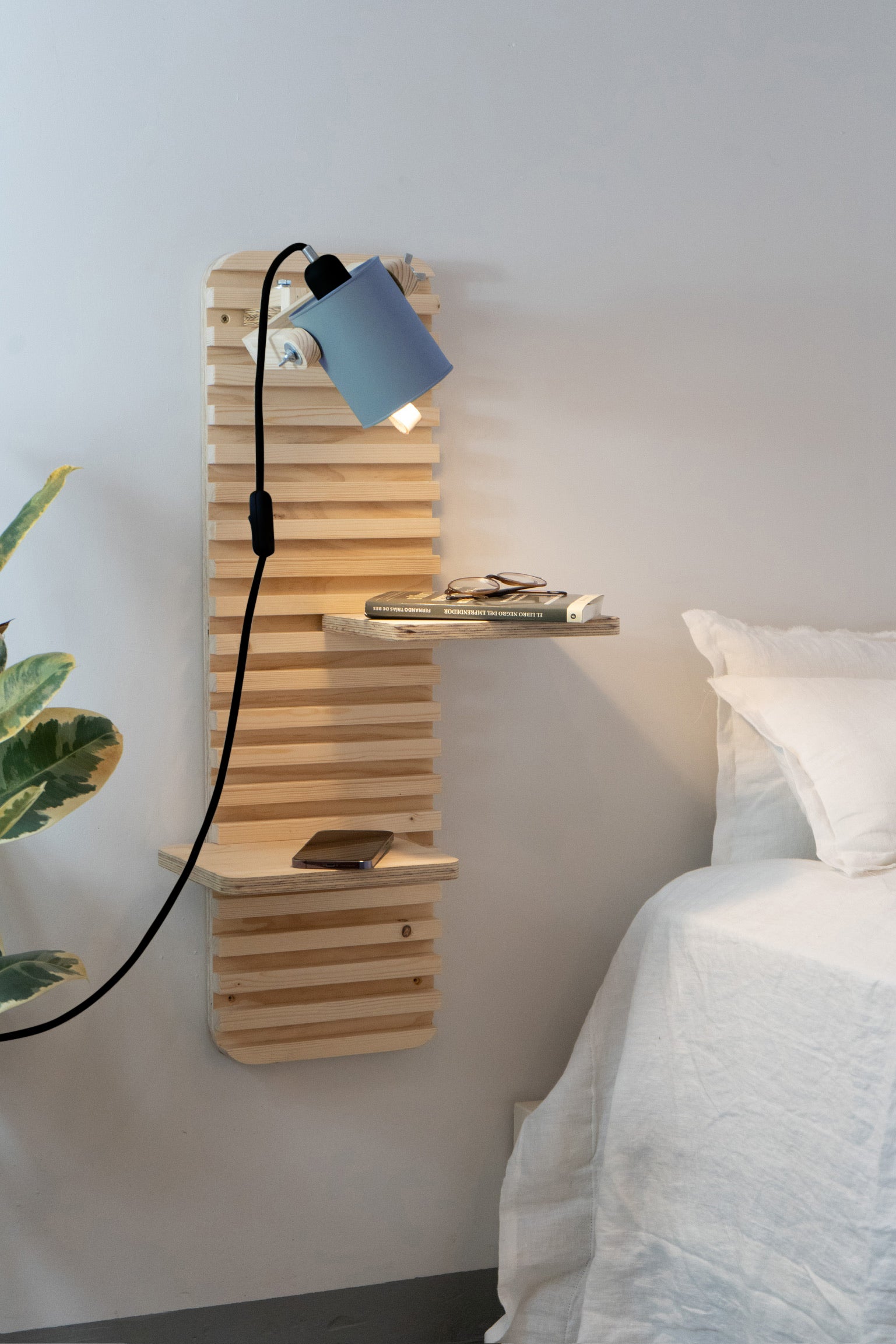 color=gris-azulado&acabado-de-madera=natural&color-de-cable=negro|8b2af00a7f807c85e42524a2032b38aa