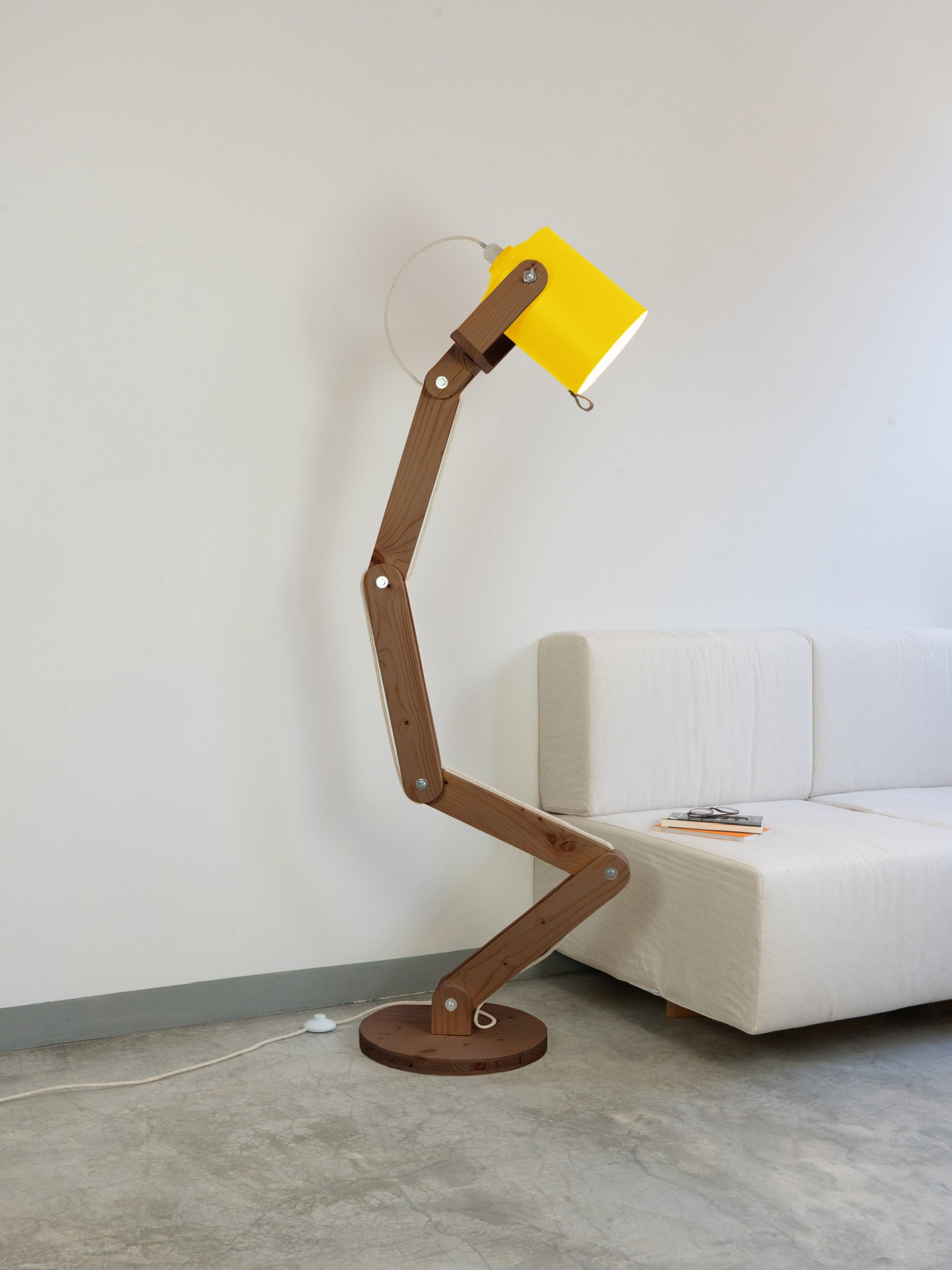 color=amarillo-claro&acabado-de-madera=cafe&color-de-cable=beige|99747de4ae1f1e6e60f083112ab9c863