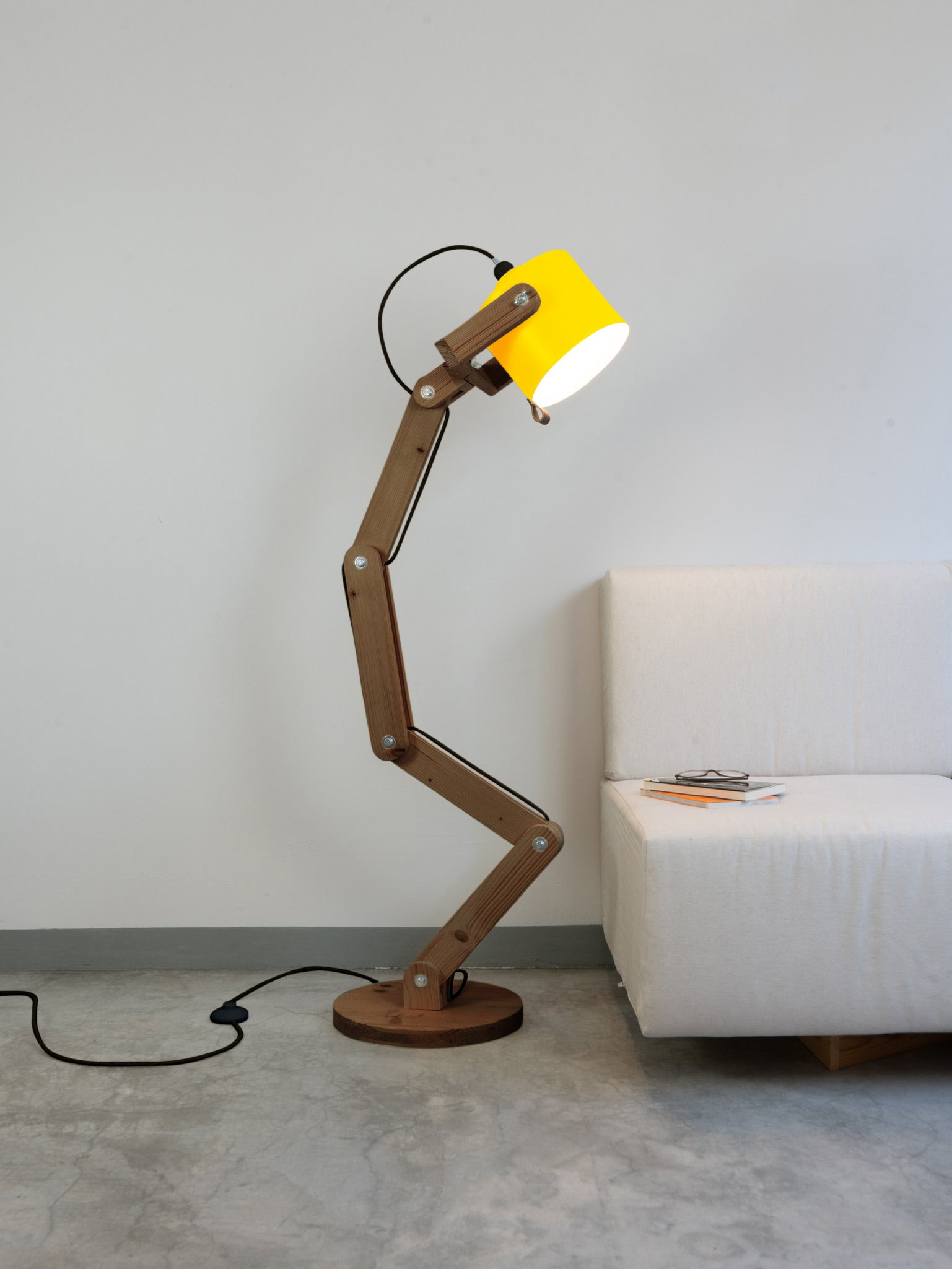 color=amarillo-claro&acabado-de-madera=cafe&color-de-cable=negro|557d0c88205e0b32ce076d91b8baa287