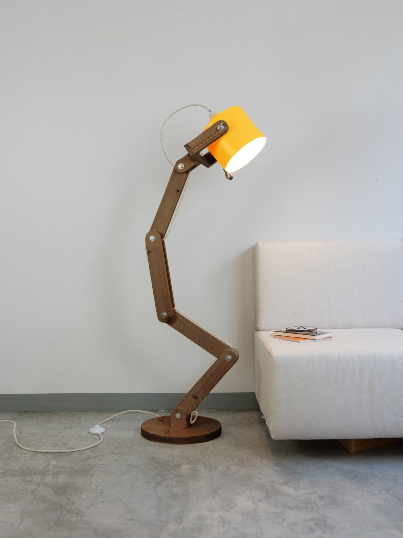 color=amarillo-yema&acabado-de-madera=cafe&color-de-cable=beige|6e91dcd2df29beaf63f0d700377c5e71