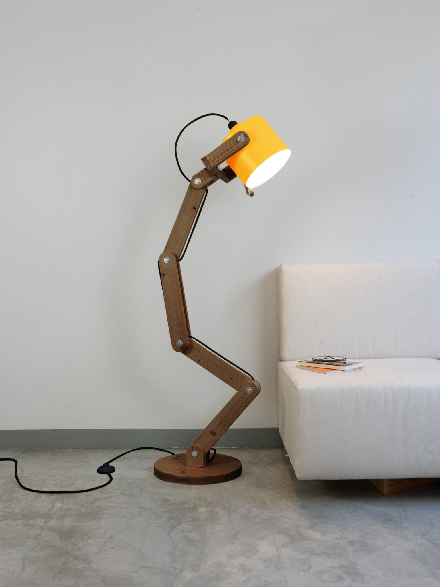 color=amarillo-yema&acabado-de-madera=cafe&color-de-cable=negro|7416e411a71cfafdf458540a53a3b0ca