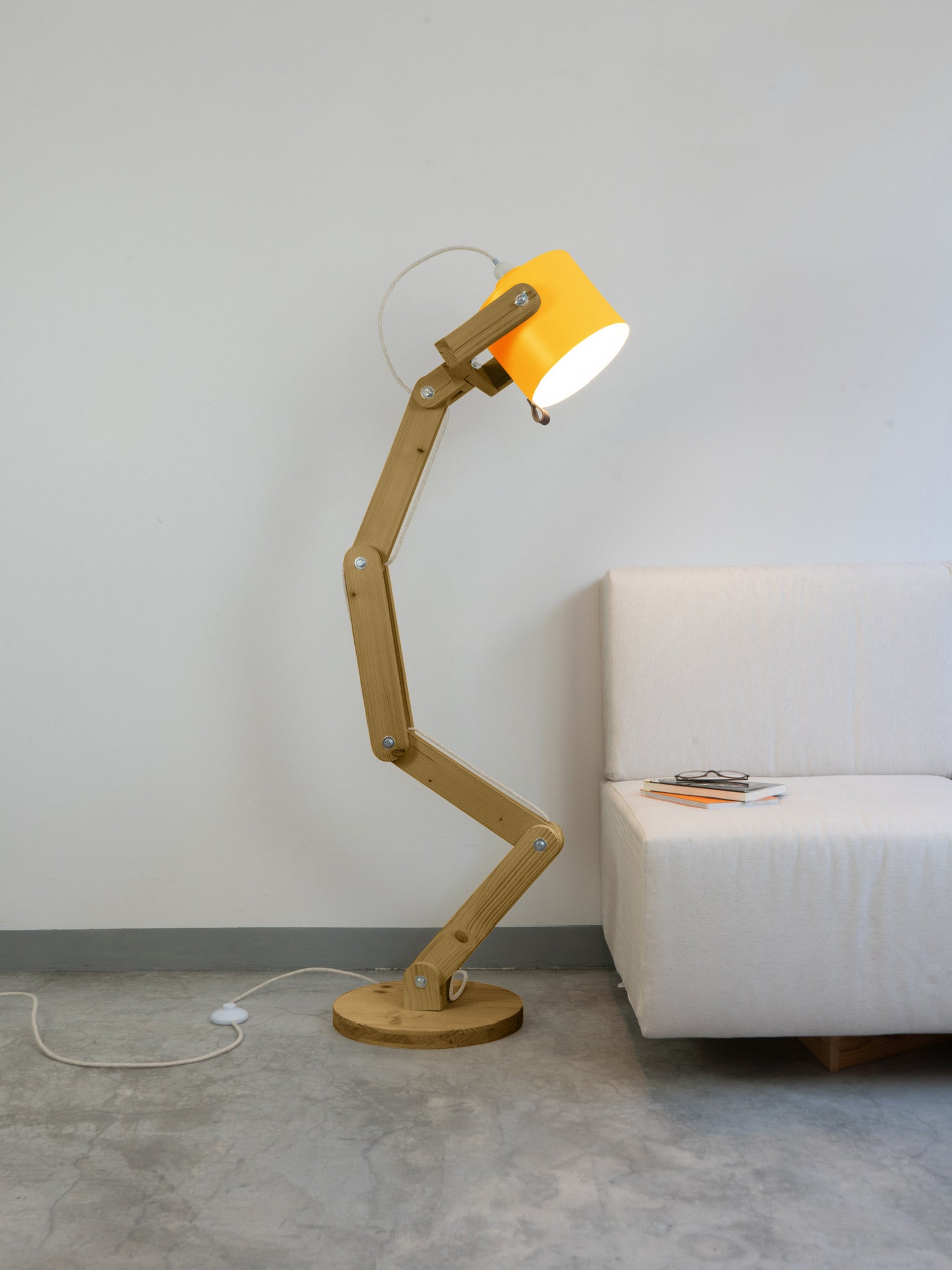 color=amarillo-yema&acabado-de-madera=caramelo&color-de-cable=beige|42a7363e2bee757751adccc568dc4324
