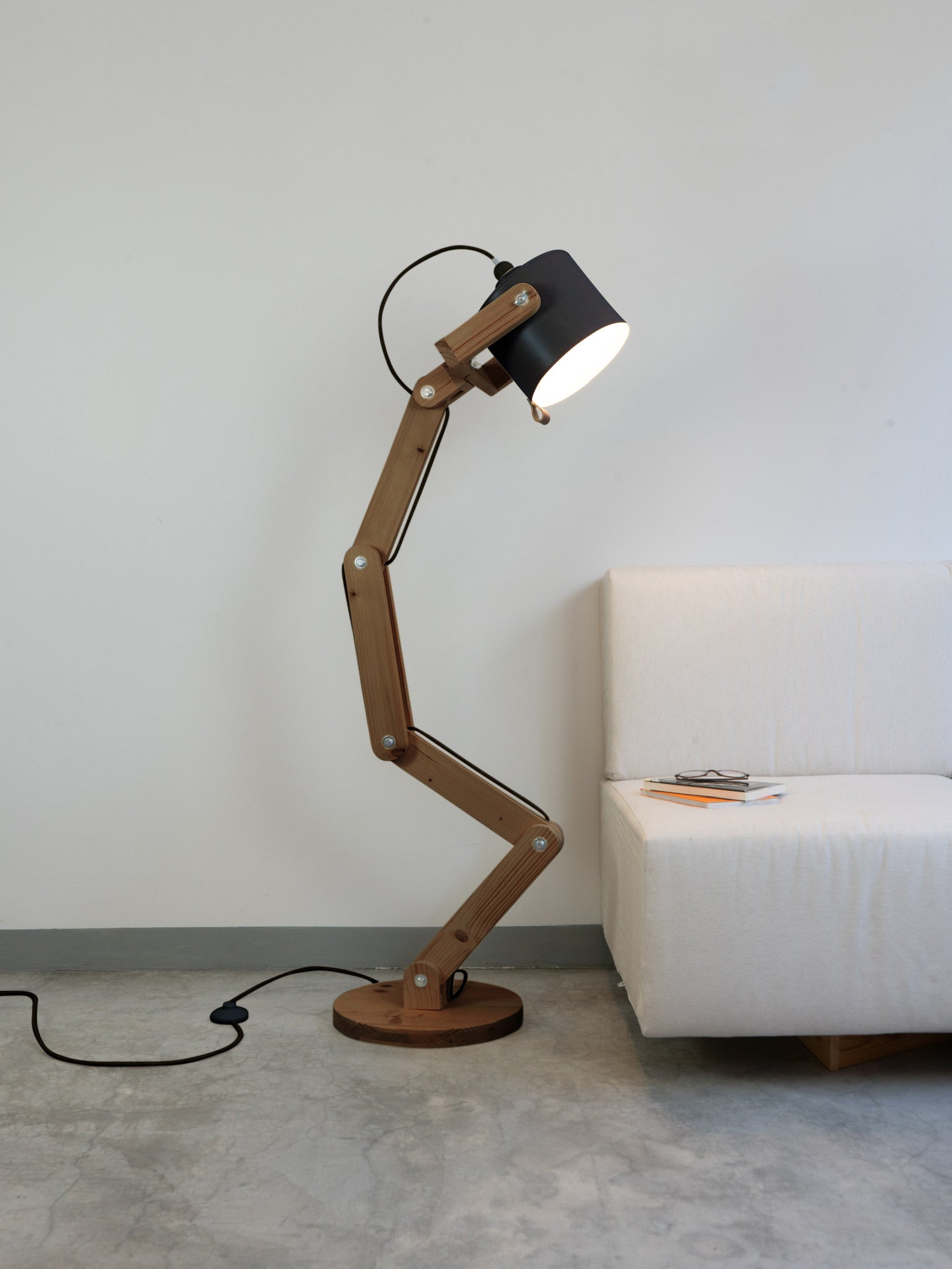 color=gris-antracita&acabado-de-madera=cafe&color-de-cable=negro|f76ed33cd662561db3f1598a7544288f