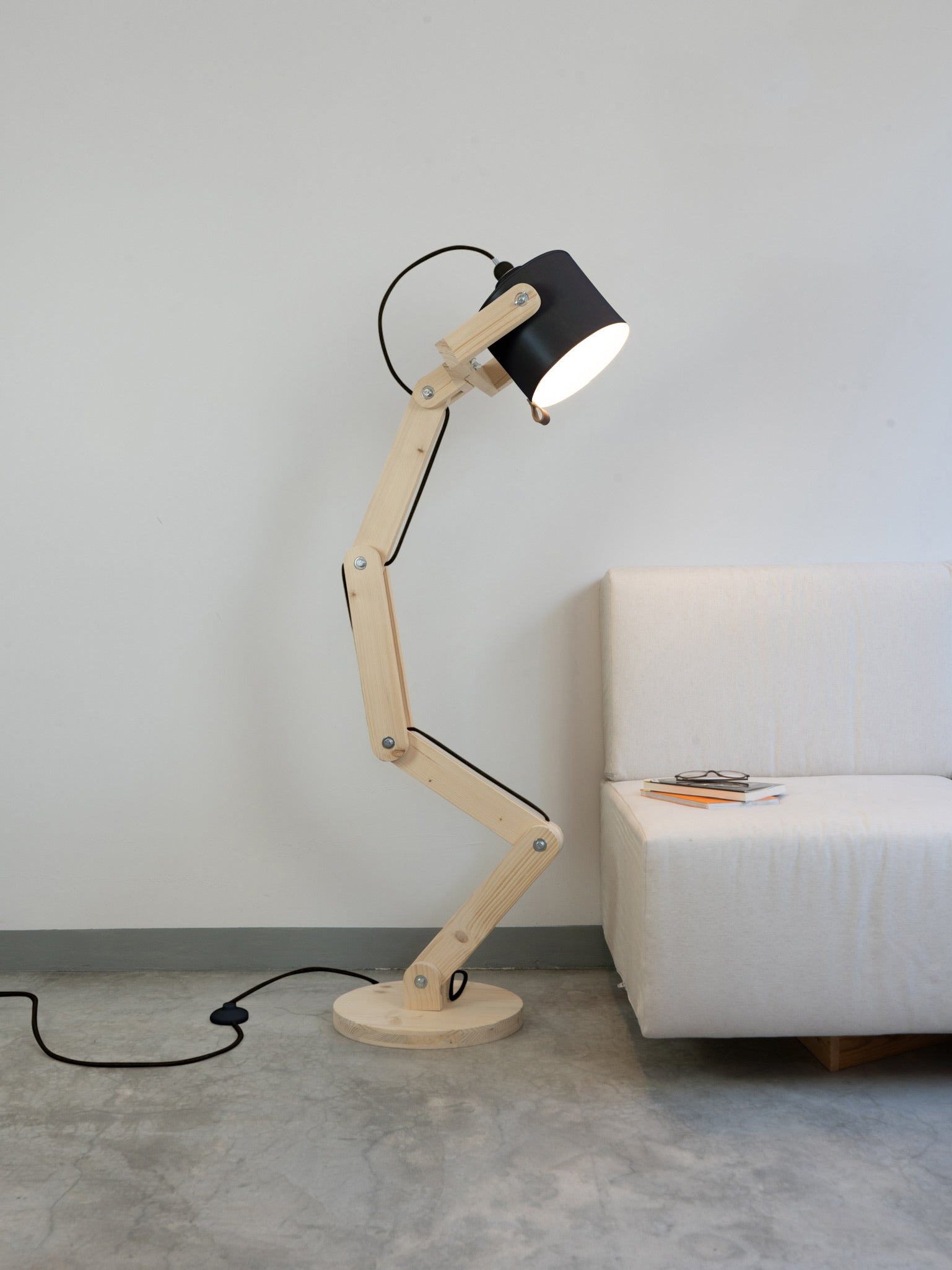 color=gris-antracita&acabado-de-madera=natural&color-de-cable=negro|ddf9b465335dc577e663c6ddb1539350