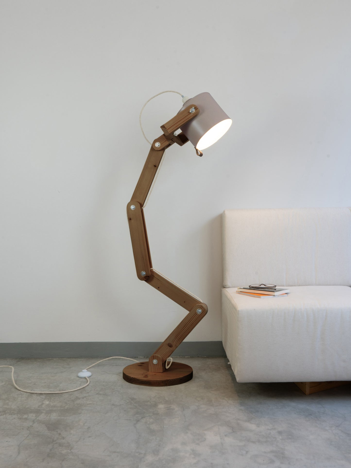 color=gris-koala&acabado-de-madera=cafe&color-de-cable=beige|8b5cc0218980faf7df1c0b8a714f449c