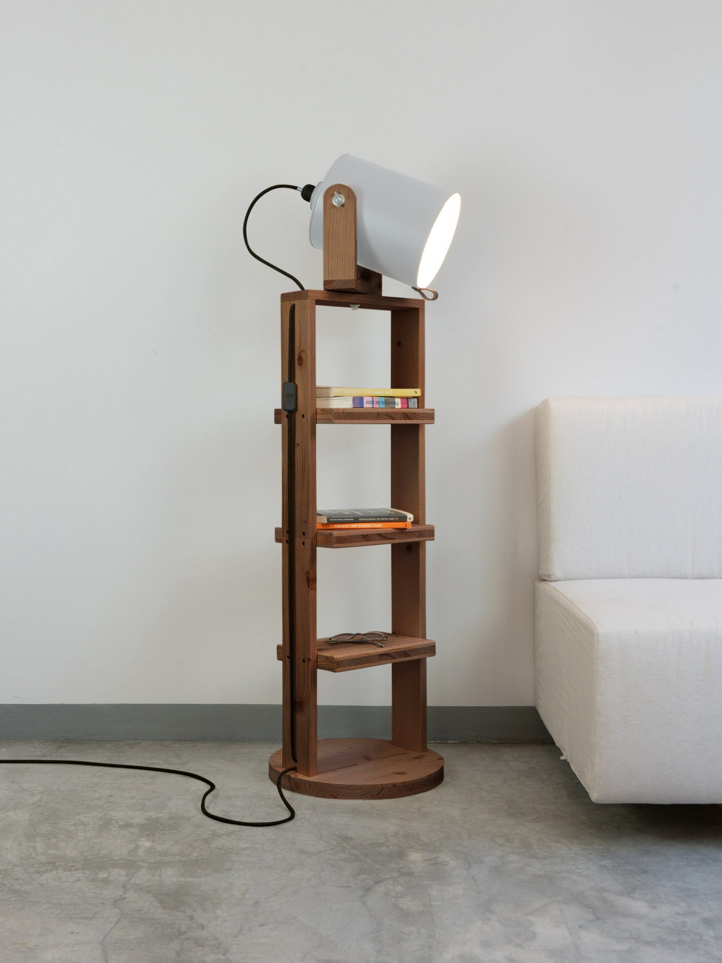 color=gris-perla&acabado-de-madera=cafe&color-de-cable=negro|99d48bc1b357b34a85494de07f6ee6b8