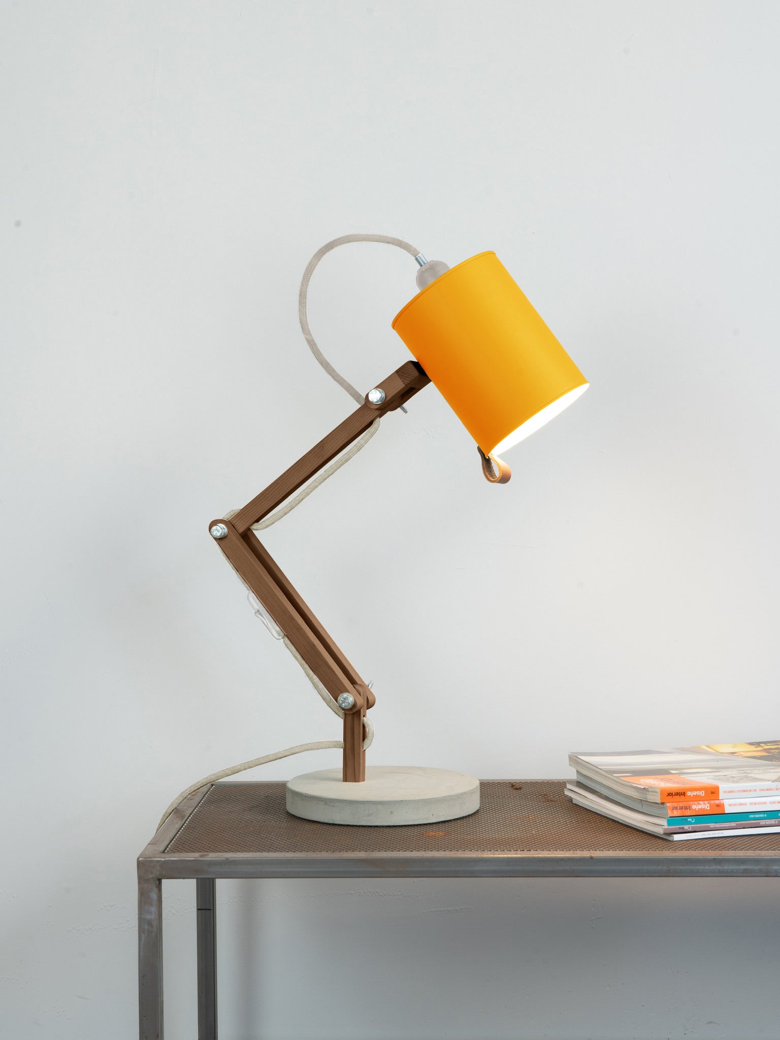color=amarillo-yema&acabado-de-madera=cafe&color-de-cable=beige|6e91dcd2df29beaf63f0d700377c5e71